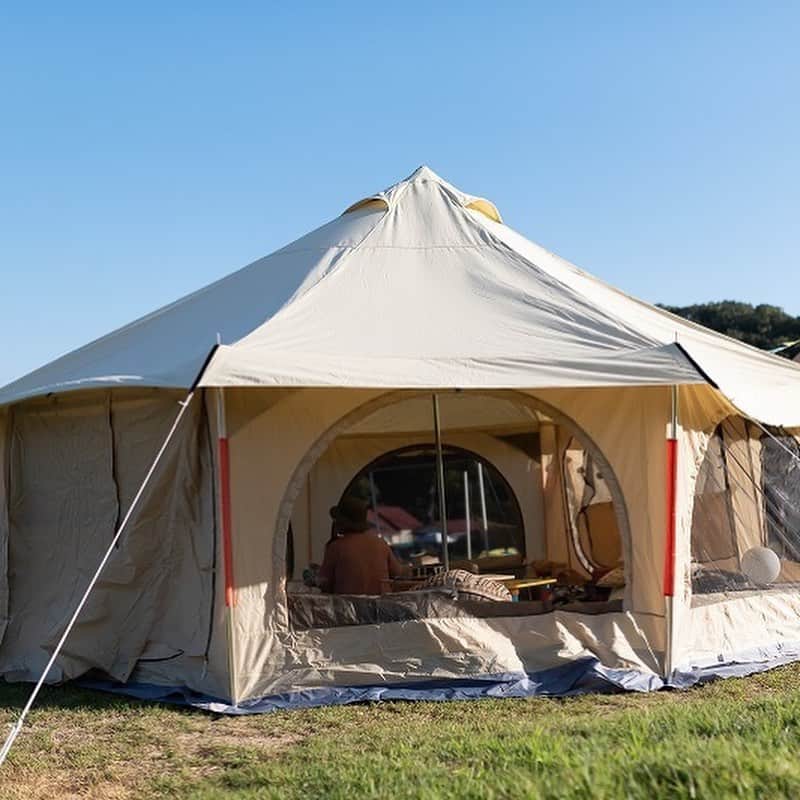 キャンプ情報サイト［ランタン］さんのインスタグラム写真 - (キャンプ情報サイト［ランタン］Instagram)「CAMP SMILE STYLE ／ 小物を使って キャンプサイトを華やかに ＼ いろんなキャンパーのキャンプスタイルを現地取材と一般キャンパーからの投稿で数多く掲載してます。 . . 詳しくは @lantern.camp webサイトをご覧ください . . #camp #camping #outdoor #travel #trip #lantern_smile #nature #キャンプ #キャンプ用品 #アウトドア #テント #自然 #旅行 #キャンプ初心者 #キャンプ好きな人と繋がりたい #キャンプスタイル #LANTERN #キャンプギア  #dod #dod_テント #タケノコテント #小物 #観葉植物 #ランタン #タープ #キャンドル #マキノ高原キャンプ場 #ファミリーキャンプ」7月29日 17時16分 - lantern.camp