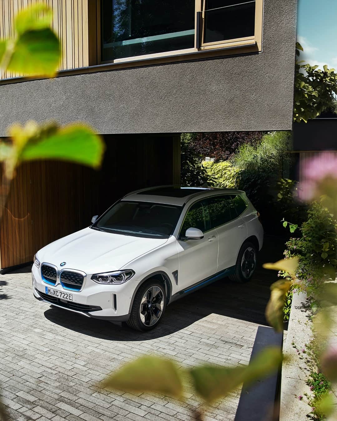 BMWのインスタグラム：「The design: Proportions of a BMW X model and familiar BMW i accents. The first-ever BMW iX3. #THEiX3 #BMW #iX3 #BMWi #BornElectric __ BMW iX3: Energy consumption in kWh/100 km (combined): 17.8–17.5. CO2 emissions in g/km (combined): 0. Further information: www.bmw.com/disclaimer.」
