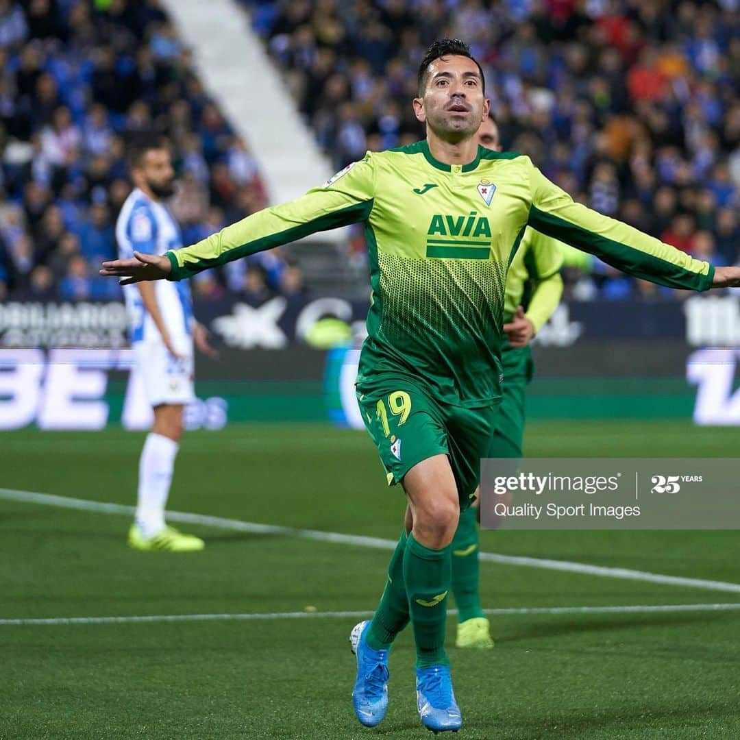 シャルレス・ジアス・ジ・オリベイラのインスタグラム：「Hoy toca despedirme del @sdeibar , solo tengo palabras de agradecimiento por darme tanto en estos 3 años. Dar las gracias a todos los trabajadores del club pero a todos todos que solo tengo palabras buenas sois la Ostia👏👏. Al cuerpo técnico,físios,utilleros,mis compañeros y claro a nuestra Afición que siempre estuvo en las buenas y en las malas!!! Os deseo muchísima suerte y seguiré siendo un Armero + !!!🔵🔴 🤙💪👌👏💪🤜🤛Gracias Gracias Gracias」