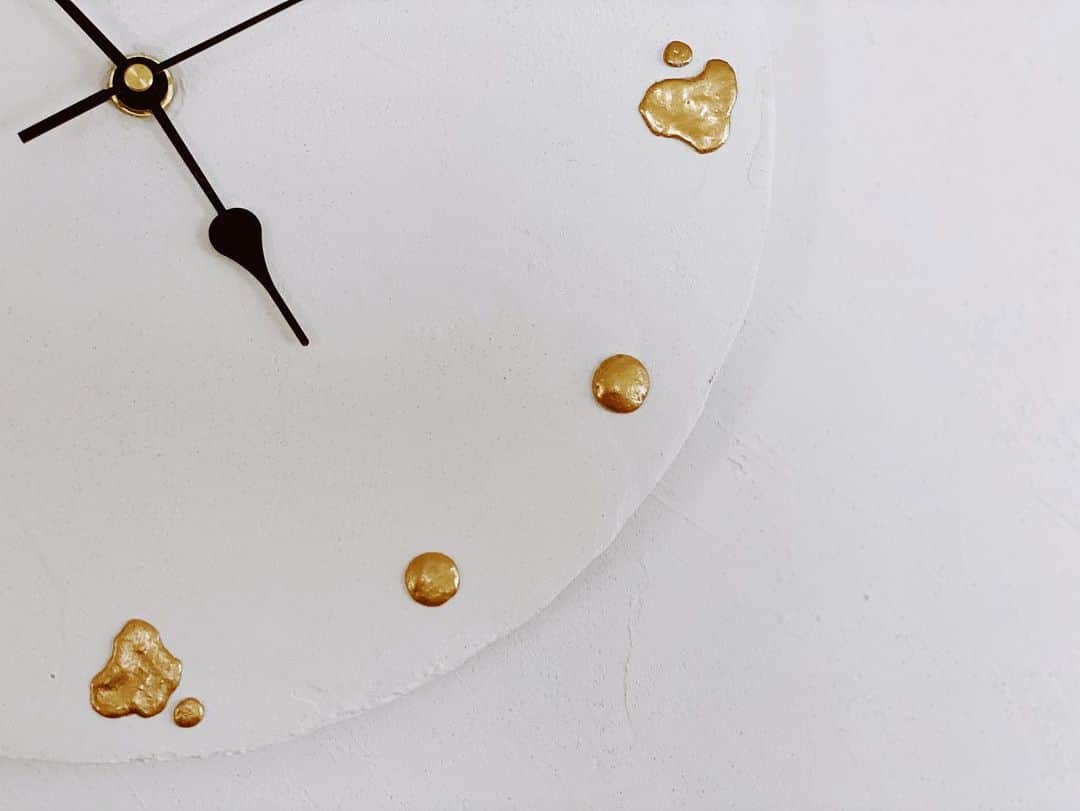 D[di:]さんのインスタグラム写真 - (D[di:]Instagram)「どうしても売ってる時計で好きなかんじのが見つからなくて﻿ ﻿ 漆喰を塗っておいたパネルで﻿ ﻿ ハミ出し金コちゃん時計を制作﻿ ﻿ 異次元からハミ出してくる未知かつ金色の物体、ハミ出し金子ちゃんが奏でる時のハーモニー﻿ ﻿﻿ 2.角度により漆喰壁と融合する文字板﻿ ﻿ 5.キンコちゃん時計は電話の上﻿ 結構、リビング関係充実してきました﻿ あとは、アレとアレがきたらひとまず完成だ〜﻿ 来月くらいかなあ  #artwallclock #wallcrock #art #ハミ出し金子ちゃん  #artのあるリビング #artwall #円型の時計は人を集めるらしい #作るの大変すぎて販売は中止😭」7月29日 17時12分 - deeth