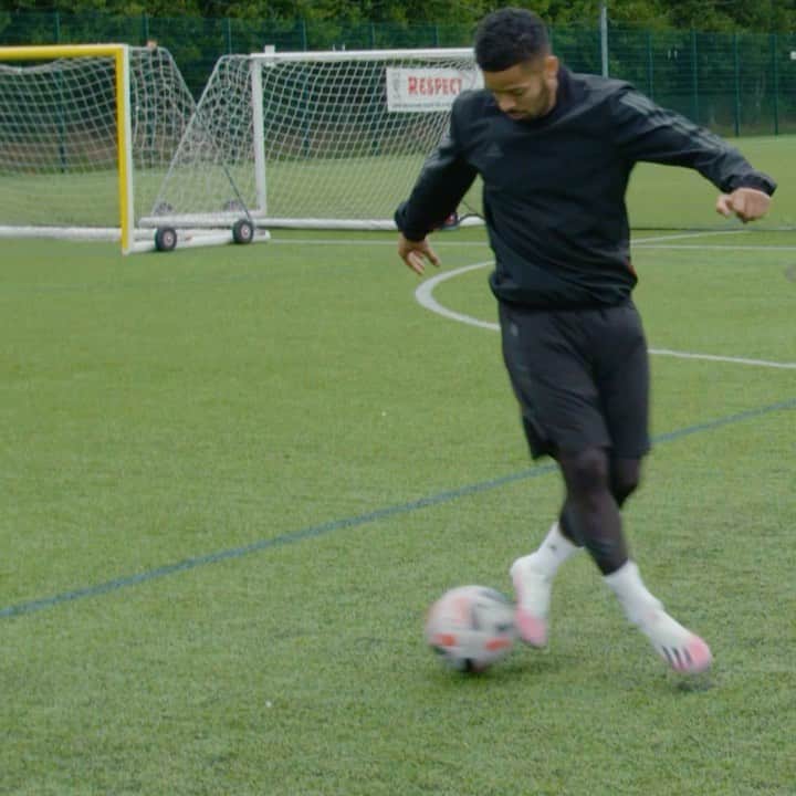 F2Freestylersのインスタグラム：「How?! 😳🤯 New video out now! 🎥⚽️ CAN YOU DO THIS!? Match play tutorials....Link in Bio 💪🏻」