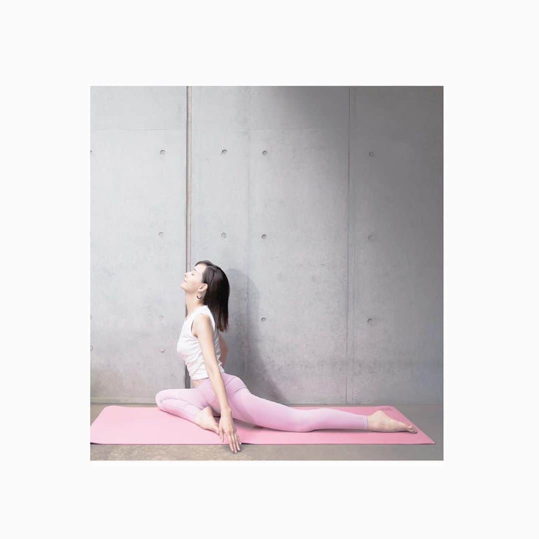 乙黒えりのインスタグラム：「みなさんはどんなリフレッシュをしていますか？ ある研究によると脳と腸は相互に情報伝達しているので、ストレスを感じると脳からの指令で腸内フローラが変化することが明らかになっています。 善玉菌を増やすための菌ケアには、リラックス状態が一番✨  家でもできるストレスケアとして、 副交感神経を優位にする「ストレッチと深呼吸」がおすすめです。  私はたまにピラティスレッスンに行っていますが、毎回呼吸をきちんとするように指摘されます。レッスンが終わった後は、こりがほぐれ、呼吸が整い、心身ともにとってもリラックスした状態です。  家でも寝る前にストレッチをして、深い呼吸を意識するようにしてます。そうするとぐっすり眠れる気がします。 #KINSの撮影でヨガポーズしました #何分もやってたらつりそうだった #無理してるw #年々体が硬くなっていく #ヨガウエア　#KINSカラーのピンク　#プチプラスポーツウエア #個人的には着痩せしたいのでダークカラーのウエアが好きです　 @lee.che.1 @xexymix_jp  #leeche  #xexymix」