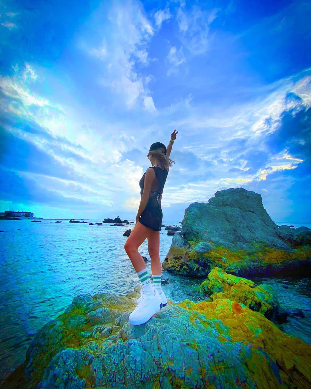 のインスタグラム：「𝙃𝙚𝙡𝙡𝙤 𝙣𝙖𝙩𝙪𝙧𝙚🌱🌳🌲🌏🌈🏝  . The human mind and body are closely related to nature.  Therefore, if you want to maintain a healthy mind and body, you need to absorb the power of nature.  . 人間の心身は自然と密接に関連しあっています。だから、健全な心身を保ちたいなら、大自然のパワーを吸収する必要があります。  This is a quote of my respected Joseph Murphy.  .  #lovenature💚  #josephmurphy  #positivevibes  #positivethinking  #withnature🌿 #尊敬する偉人のお言葉」