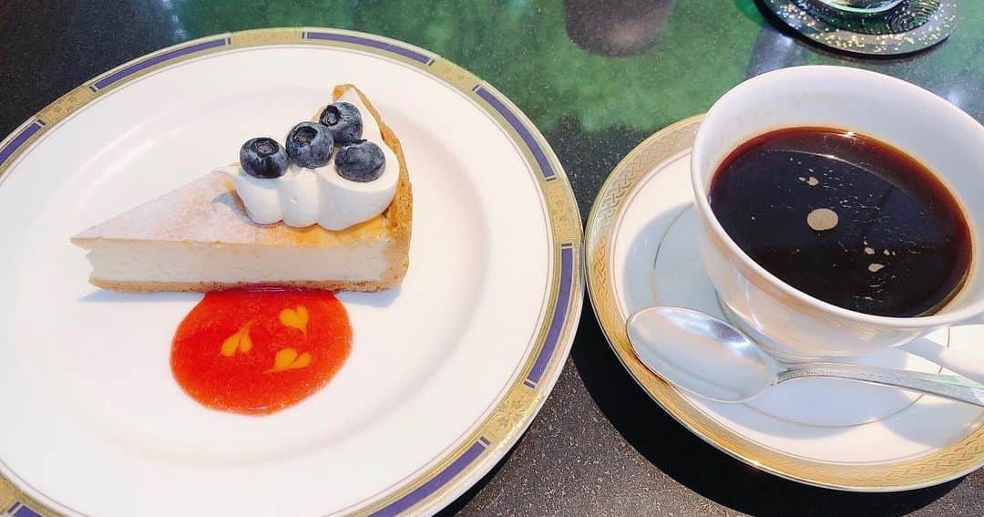 坂地久美さんのインスタグラム写真 - (坂地久美Instagram)「素敵なカフェラウンジ☕️🍰で、ケーキセット食べたぁ😋  自分が本当にやりたいこと✨  自分がなりたいもの✨  を、明確に考えて  それに向かって頑張る❣️  #japan #japanesegirl」7月29日 17時28分 - sakachikumi
