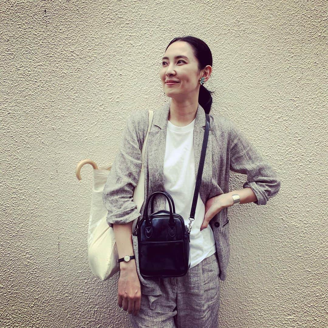 浜島直子さんのインスタグラム写真 - (浜島直子Instagram)「もう水曜日！ はやい！！！ ・ #今週も #あっという間🤯 #誰にも聞かれていませんが #セットアップ　@pomandere  #Tシャツ　@hanes_japan  #バッグ　@commedesgarcons_aoyama  #サンダル　@birkenstock_jp  #バングル　#yaeca #イヤリング　@antiqulosium  #時計　#vintageiwc」7月29日 17時29分 - hamaji_0912