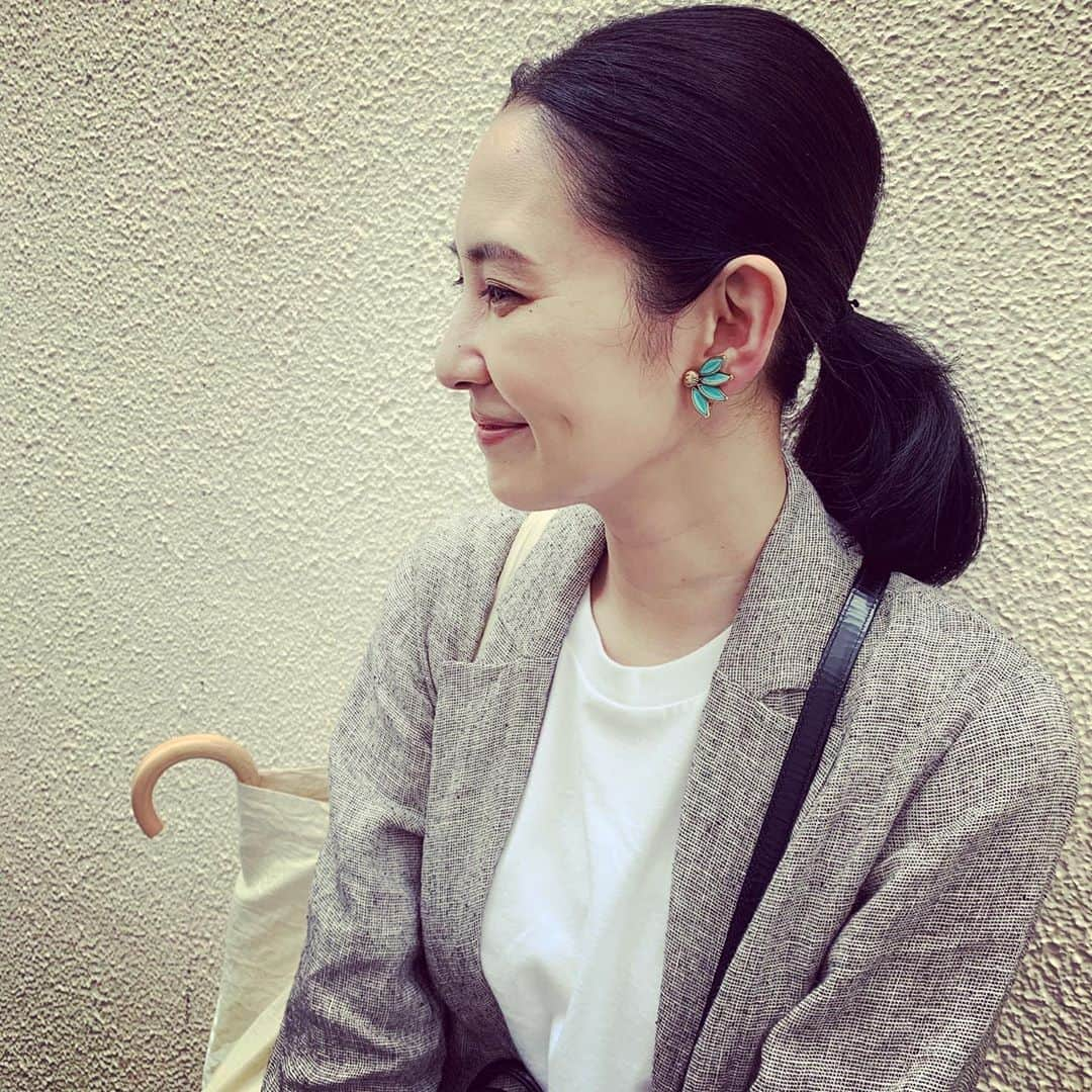 浜島直子さんのインスタグラム写真 - (浜島直子Instagram)「もう水曜日！ はやい！！！ ・ #今週も #あっという間🤯 #誰にも聞かれていませんが #セットアップ　@pomandere  #Tシャツ　@hanes_japan  #バッグ　@commedesgarcons_aoyama  #サンダル　@birkenstock_jp  #バングル　#yaeca #イヤリング　@antiqulosium  #時計　#vintageiwc」7月29日 17時29分 - hamaji_0912