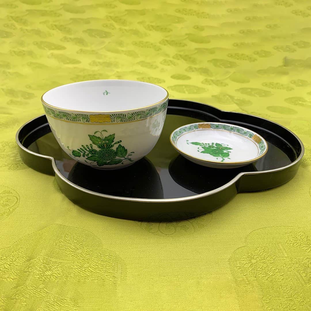 HEREND JAPANさんのインスタグラム写真 - (HEREND JAPANInstagram)「■スラップボール■  ヘレンドでたくさんの種類があるボールの中でも、深めのスラップボールは日常の食卓に便利なアイテム。毎日のご飯ものの小どんぶりやお粥・煮物などのお料理に、そしてデザートやフルーツを盛りつけたりと、使い勝手のいアイテムです。  ・  また、お食事用の器としてだけではなく、お茶を愉しむ茶碗としてもお使い頂けます。カフェオレボールとしてお使い頂いたり、少し趣向を変えて、和菓子を添えて抹茶椀として“和”の楽しみ方も。  ・  和・洋・中、様々なシーンで、お好みの使い方でお楽しみください。  ・  #herend #ヘレンド #herendjapan　#スラップボール #ボール #bowl #丼 #どんぶり  #食器 #洋食器 #毎日の食卓を楽しく #カフェオレボール #煎茶椀 #お茶の時間 #ご飯の時間」7月29日 17時35分 - herendjp