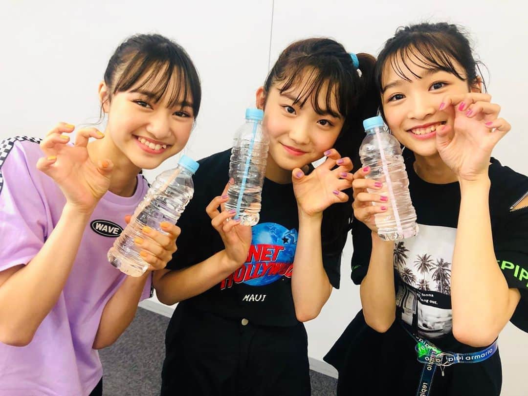 ニコ☆プチのインスタグラム：「🕺🕺🕺 この間ヒミツの撮影をしたんだ😻 ネイルとストローの色が ぐうぜんおそろっちだったよ‼︎💅🥤 そして真剣にモニターチェック……👀 お楽しみにっ(  ᐛ )🎶 . . . #犬飼恋彩  #井口虹姫  #中山あやか」