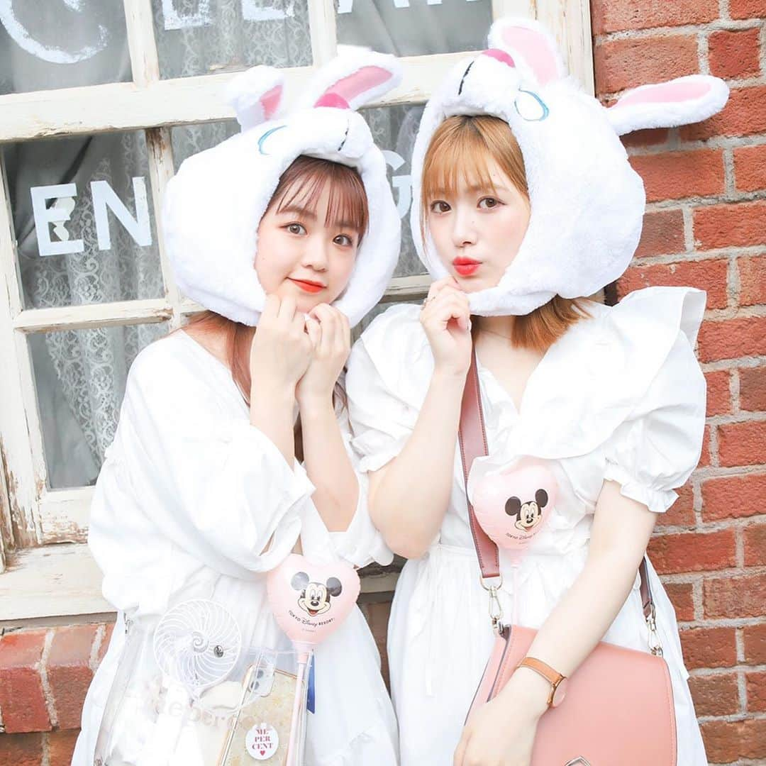 中村真凜さんのインスタグラム写真 - (中村真凜Instagram)「🐇𝚝𝚠𝚒𝚗𝚜🐇 ・ @love_shokora と🌷 めっちゃ可愛く撮影してもらったよ🎈 何枚目が好き〜？🤤 ・ #disney #disneysea #whiterabbit #白ウサギ #白ウサギコーデ #白うさぎ #白うさぎコーデ #ホワイトコーデ #ディズニーシー #ディズニーシーコーデ #シミラールック #シミラールックディズニー #シミラールックコーデ」7月29日 17時43分 - marimero1121