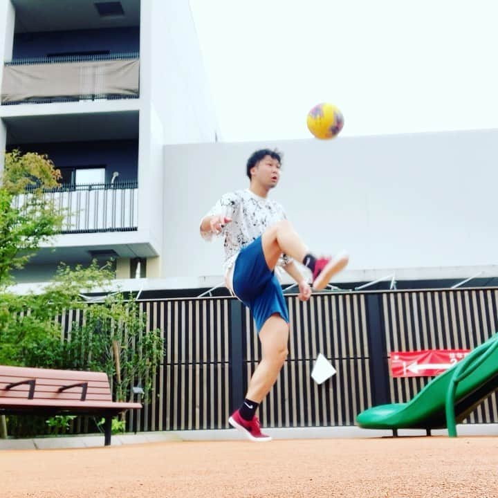 狩野大のインスタグラム：「毎日リフティング59日目  #毎日リフティング #リフティング #練習 #回し技祭 #アラウンドザワールド #内外 #1回転 #2回転 #いけるか3回転？ #まんぷくユナイテッド #泥水すすり隊 #見ていてくれ兼近P」