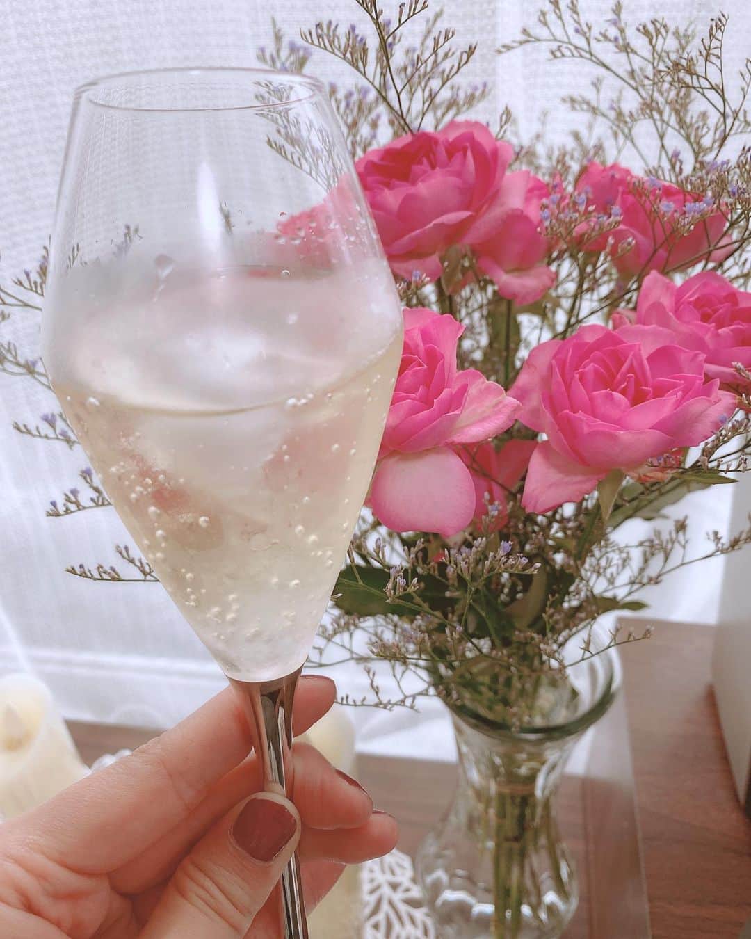 妃海風さんのインスタグラム写真 - (妃海風Instagram)「. . シャンパンに ピンクのお花。 . これを1日の終わりに頂くだけで、 なんだか今日一日が バラ色だったように 思えます。笑 . と、いうわけで いただきます🥂🌹笑笑 . #シャンパン #スパークリングワインも可。 #🌹 #夏は氷を入れて飲みます . #即席バラ色の人生さ。笑」7月29日 17時39分 - fuhinami_official