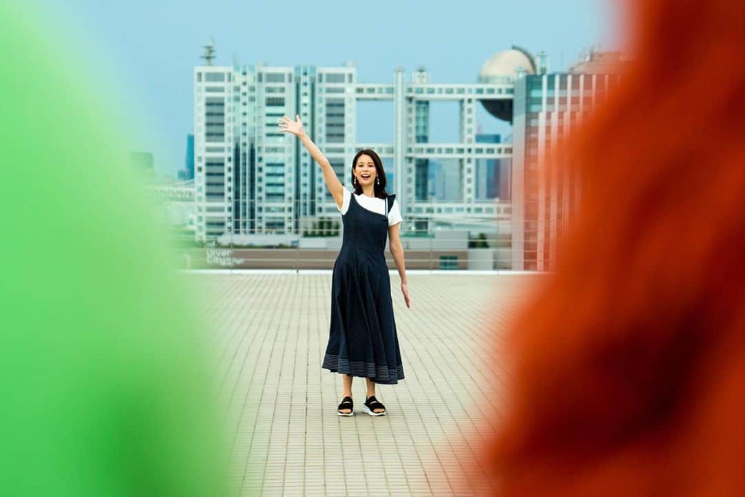 フジテレビアナウンサーのインスタグラム：「こんにちは！鈴木唯です。 先日、偶然スタジオでガチャムクに会いました😁✨  わたしは7月から配信してい る「サステナ英語レッスン」で英語の発音トレーナーをしているのですが、ガチャピンとムックが生徒役で毎週出てくれています😌 初めて会ったお二人は、、、可愛い😍💓  この「サステナ英語レッスン」では、英語を学びながらSDGs（国連が2030年までの達成を目指す持続可能な開発目標）の中身も知ることができ、フジテレビ番組「フューチャーランナーズ」の英語字幕を教材に使っています。 ガチャムク、そして私と一緒に勉強しながらSDGsを身近に感じて下さい👀 https://sasutena-eigo.fujitv.com/ 毎週木曜11時に配信中です🌠  #サステナ英語レッスン　#フューチャーランナーズ #フジテレビアナウンサー　#鈴木唯 #ガチャピン　#ムック　#ガチャムク @gachapin_official #sdgs　#sasutenaeigo #futurerunners」