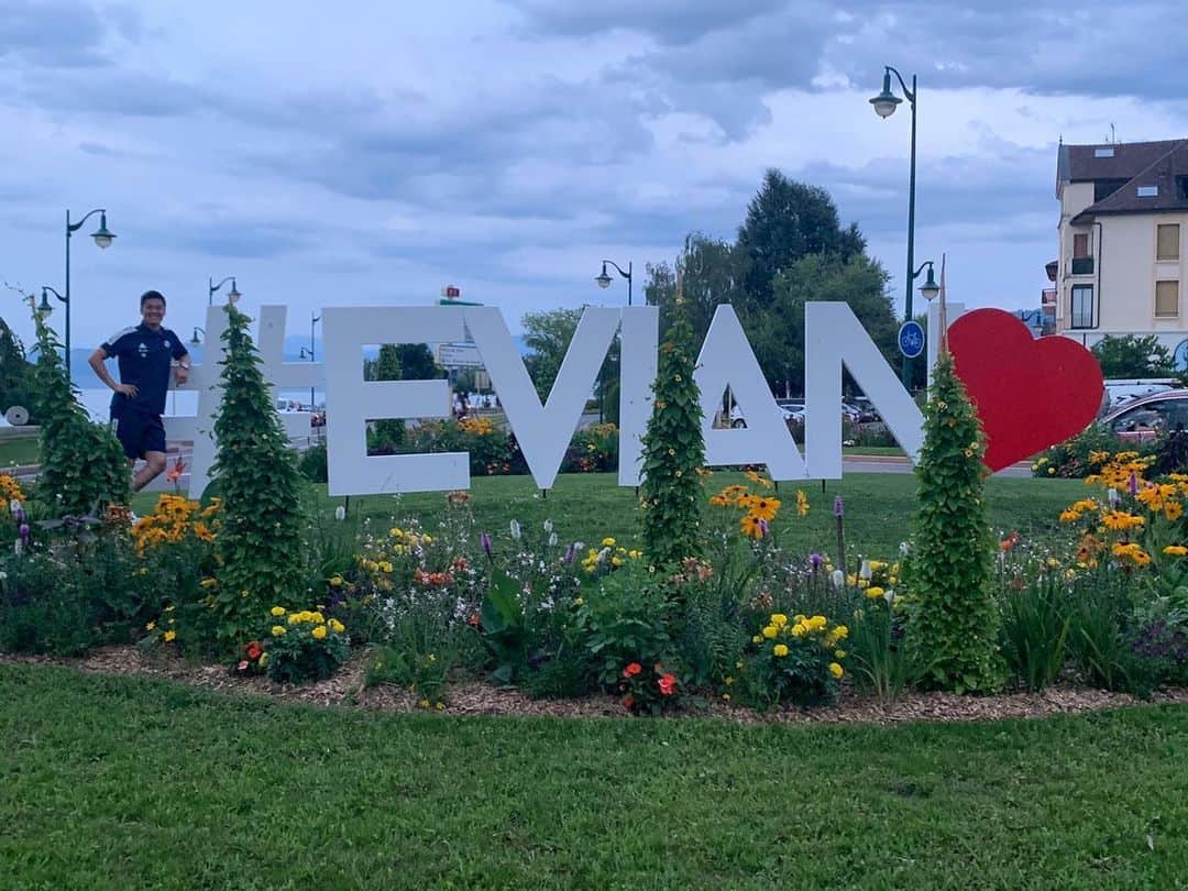 川島永嗣さんのインスタグラム写真 - (川島永嗣Instagram)「Fin de stage à Evian.   昨日で10日間のキャンプが終了。 ヨーロッパに来てから、 最初の最初からプレシーズンをするのは初めてかも。  キャンプ地のEvianは本当にいい環境で、かなり充実したキャンプができました。  毎日の散歩も最高だったな〜。  #training#camp#evian#france #fin」7月29日 17時40分 - eijikawashima01
