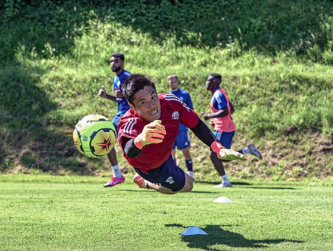 川島永嗣さんのインスタグラム写真 - (川島永嗣Instagram)「Fin de stage à Evian.   昨日で10日間のキャンプが終了。 ヨーロッパに来てから、 最初の最初からプレシーズンをするのは初めてかも。  キャンプ地のEvianは本当にいい環境で、かなり充実したキャンプができました。  毎日の散歩も最高だったな〜。  #training#camp#evian#france #fin」7月29日 17時40分 - eijikawashima01