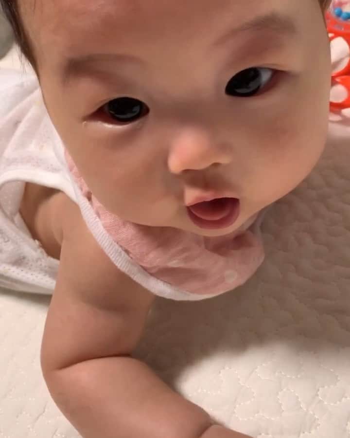 Miki Hirookaのインスタグラム：「寝返り記念👏 2020.7.29(生後3ヶ月23日)  母感動✨  私の声きもいから音なしで🤣笑  #生後3ヶ月 #寝返り記念 #フレディーマーキュリースタイル」