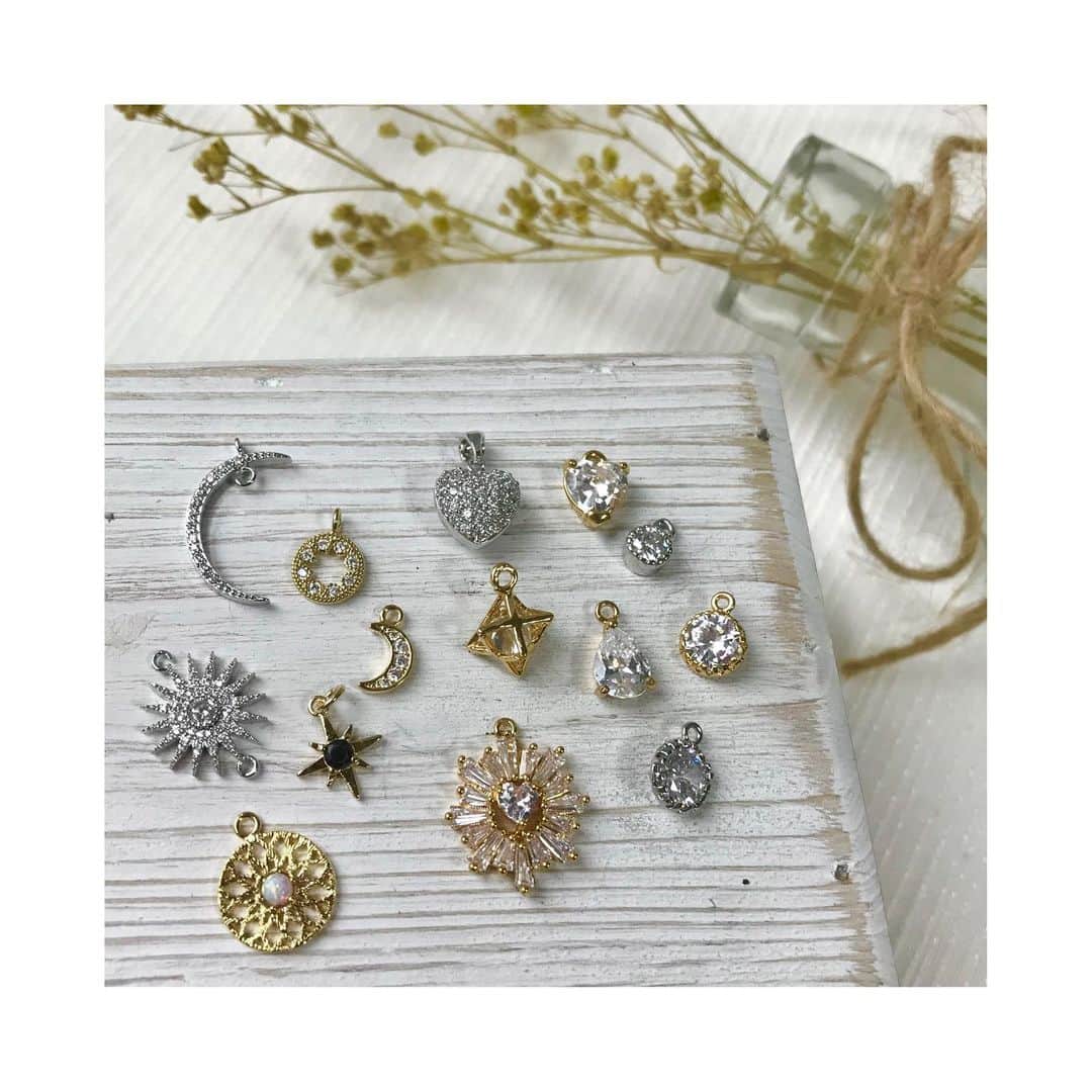 BOX CHARM Industryのインスタグラム：「キラキラチャーム✨ . 色々なアクセサリーに使いやすいビジュー&ガラスチャーム、おすすめです！！ . .  #boxcharmindustry #boxcharm #handmade #accessory #handmadeaccessory #bijou #charm #glass  #ボックスチャームインダストリー #ボックスチャーム #ハンドメイド #アクセサリー #ハンドメイドアクセサリー #ビジュー #ガラス #キラキラ #ゴールド #シルバー」