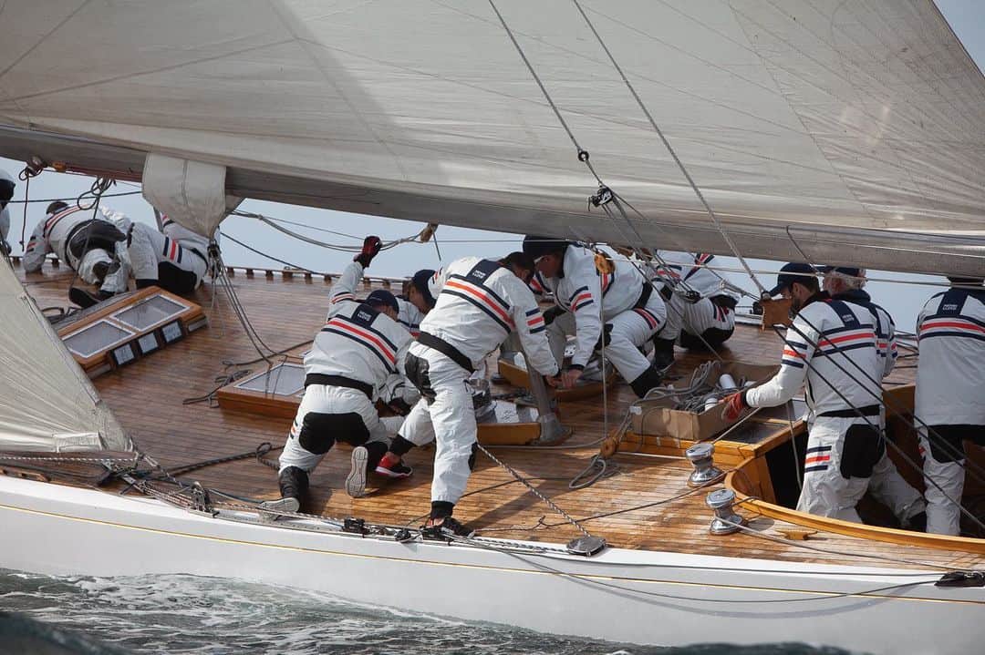 ヘンリロイドさんのインスタグラム写真 - (ヘンリロイドInstagram)「All hands on deck... #racing #sailing #henrilloyd #hlrc」7月29日 17時45分 - henrilloyd_