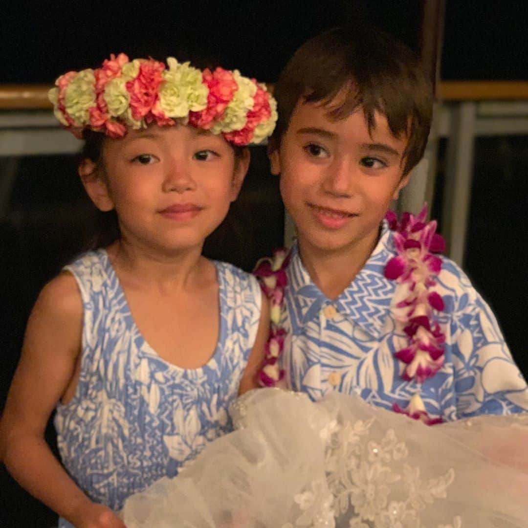 レイチェル・チャンさんのインスタグラム写真 - (レイチェル・チャンInstagram)「Last year, today.... Thanks to my family in Hawaii and Japan, bridesmaids who made our special day even more special.  去年の今日はハワイ島で家族とブライズメイド達だけの小さな結婚式をクキオビーチで挙げました。ハワイ島に住む姉家族にウエディングコーディネーターさん顔負けのレイ作りからレセプションパーティの演出など細やかなサポートをしてもらいました🌺また家族や大切な人に会いに自由に旅が出来るような状況になりますように…🌈 #anniversary #bigislandhawaii #wedding #記念日」7月29日 17時49分 - rachelchanjpn