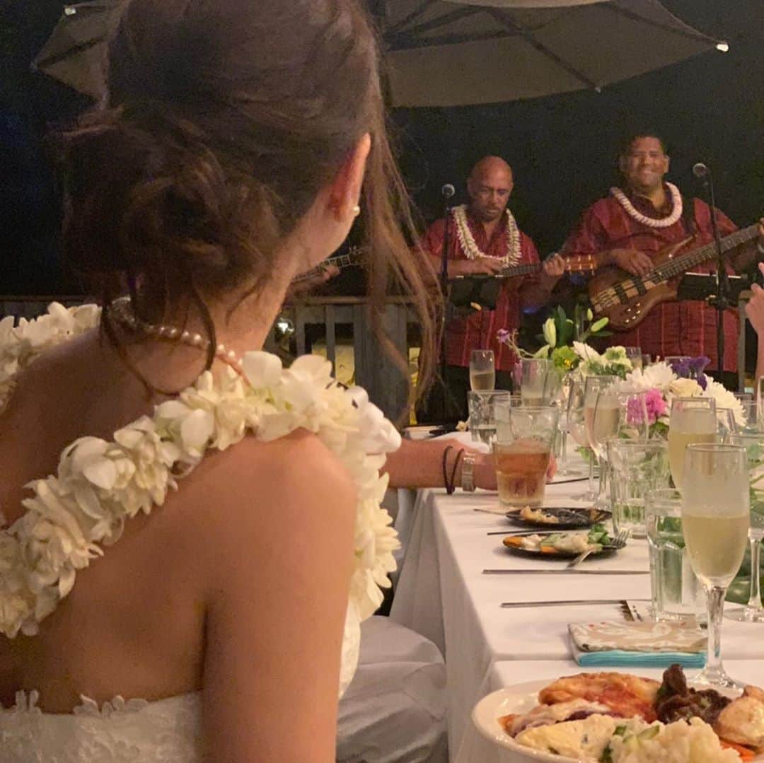 レイチェル・チャンさんのインスタグラム写真 - (レイチェル・チャンInstagram)「Last year, today.... Thanks to my family in Hawaii and Japan, bridesmaids who made our special day even more special.  去年の今日はハワイ島で家族とブライズメイド達だけの小さな結婚式をクキオビーチで挙げました。ハワイ島に住む姉家族にウエディングコーディネーターさん顔負けのレイ作りからレセプションパーティの演出など細やかなサポートをしてもらいました🌺また家族や大切な人に会いに自由に旅が出来るような状況になりますように…🌈 #anniversary #bigislandhawaii #wedding #記念日」7月29日 17時49分 - rachelchanjpn