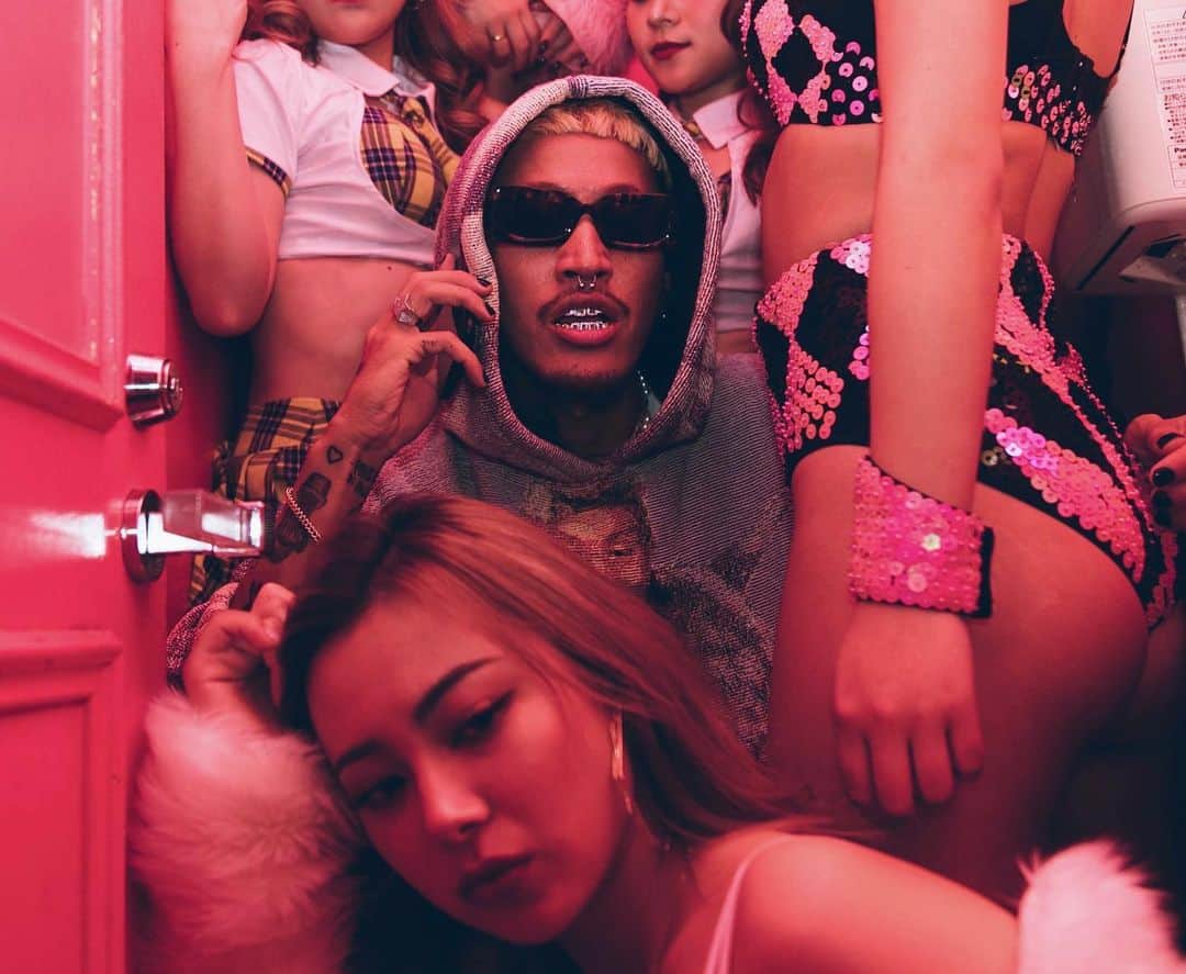 Staxx Tのインスタグラム：「LOVE + PARTY : The Book﻿ ( #ラブアンドパーティーザブック )﻿ 7/31より creameryofficial.com にて数量限定で販売開始します❗️﻿ ﻿ 最新アルバム #ラブアンドパーティー のCDパッケージをなんと本 (写真集) にしました📕﻿ ﻿ 俺からはこの1枚をシェア👼🏽 他にもこのザ・ブックでしか見られない写真が沢山載ってます！﻿ ﻿ Photo by Yuma Yamashita @yuma1983  @___thepink___ と @sevenhouse.osaka で撮影したクソかっけー写真てんこもり🔥﻿ ﻿ ライターと比べるとこのくらいの大きさで、普通のCDより全然デカい。CREAM TEAM のみんな、是非GETして永久に保存してください🙏🏽﻿」