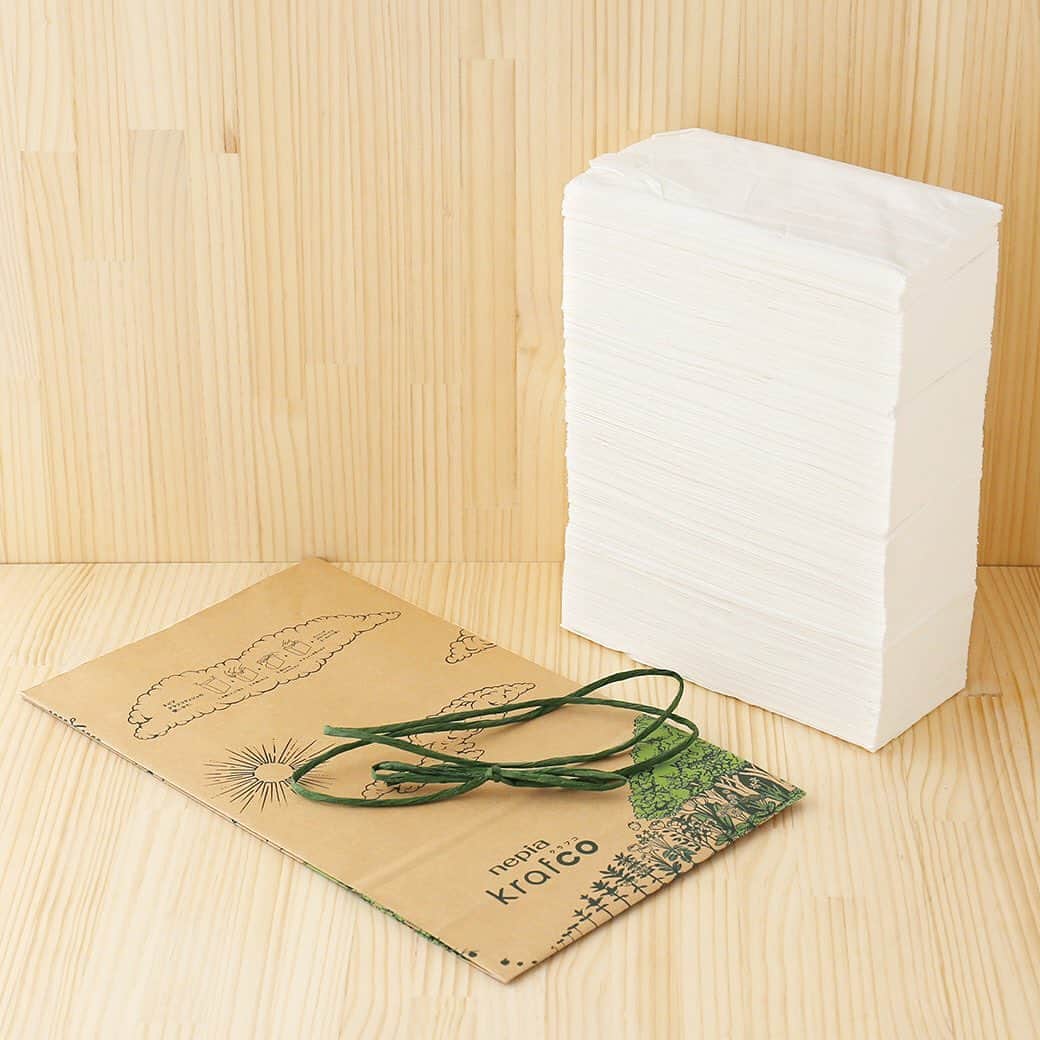 LOHACO（ロハコ）さんのインスタグラム写真 - (LOHACO（ロハコ）Instagram)「＼発売当初に即完売した「nepia krafco（クラフコ）」販売中✨／脱プラ・ゴミ削減につながるクラフト包装型のティッシュペーパー🍀  ティッシュ原紙をクラフト紙で包装しているので、5個パック分のティッシュ箱と外装フィルム分のゴミが削減に🌏  1袋で920組（約5箱分）入っているので長く使え、取り替えの手間も省けます❣️  クラフト紙のナチュラルでやわらかく落ち着いた色合いや質感がお部屋になじむので、ケースに入れたり詰め替えたりせず、そのまま置いて使えます👍  また、パッケージの周りにはさまざまな動物たちが外周をひとまわりする森のサイクルの中で暮らす様子が描かれているので、たくさんのお花🌷や、動物たち🐿️がどこに描かれているのか探してみるのも楽しいですよ🎵  使い方は、開け口を開封後、ハサミで点線にそって切り込みを入れます✂️  切り込みを入れた後、明け口を外側にくるくると巻き、ティシュの取り出しやすい高さになったら完成💡  ティシュが少なくなったら開け口をさらに巻いてご使用ください💕  また、使い終わったクラフト紙はゴミ箱や収納袋として再利用することもできます😍  ぜひLOHACOでしか買えないアイテムをぜひチェックしてみてください♪  ＿＿＿＿＿＿＿＿＿＿＿＿＿＿  ▼Instagramで紹介した写真の詳細は プロフィール @lohaco.jp から♪  ▼商品のURLはこちら https://685.jp/2P1rl4Z ＿＿＿＿＿＿＿＿＿＿＿＿＿＿＿   #krafco #クラフコ #クラフト紙 #ティッシュ #ティッシュペーパー #サステナブル #サスティナブルな暮らし #サスティナブルライフ #脱プラスチック #プラスチックフリー #エコな暮らし #エコライフ #地球に優しい #エコフレンドリー #ゴミ削減 #エシカル #エシカル消費 #エシカルな暮らし #エシカルライフ #日々の暮らし #暮らしを楽しむ #日々の暮らしを楽しもう #暮らし #くらし #なんでもロハコ #ロハコ #LOHACO #lohacobyaskul #askul #アスクル」7月29日 18時00分 - lohaco.jp