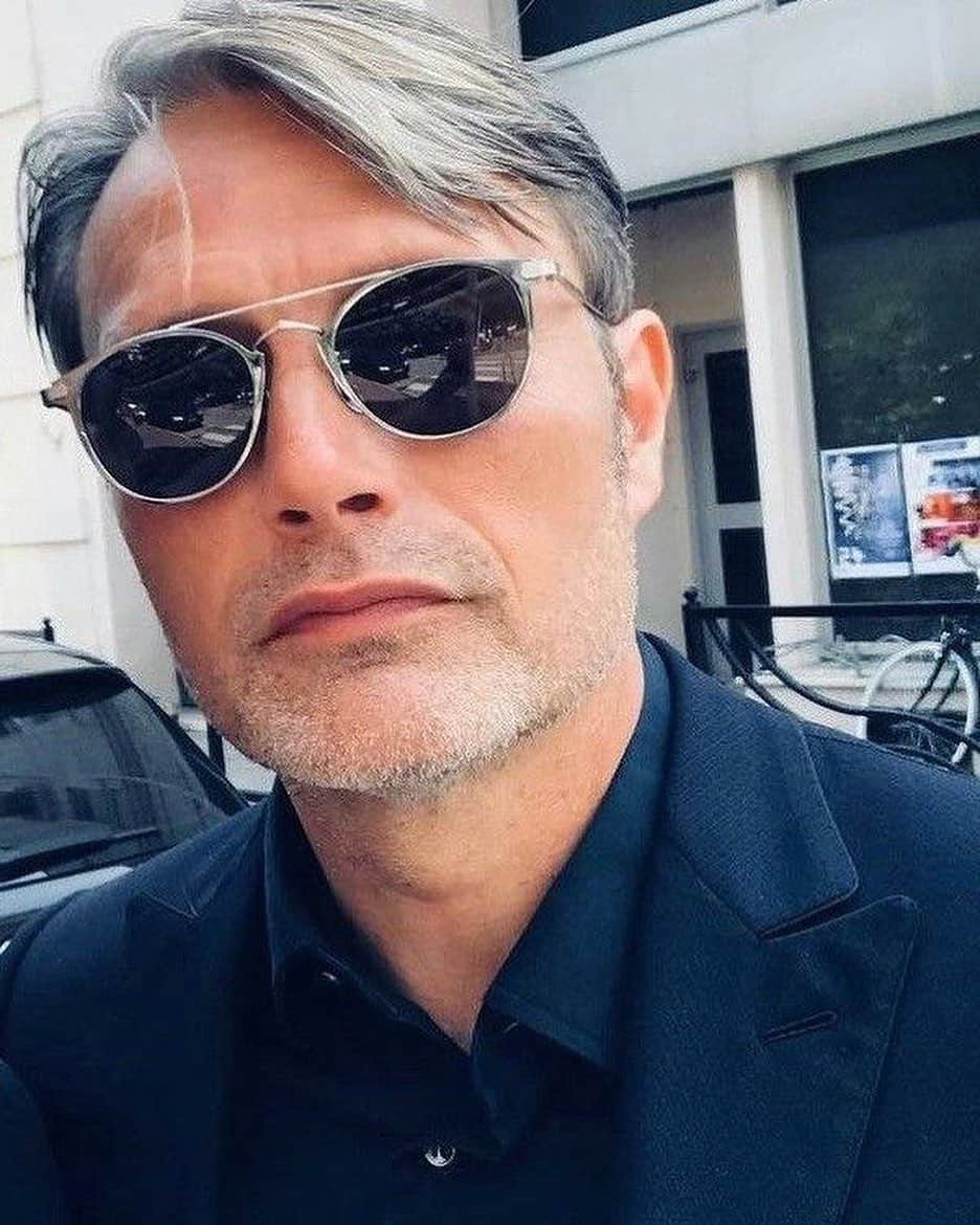 マッツ・ミケルセンさんのインスタグラム写真 - (マッツ・ミケルセンInstagram)「#WednesdayMood: 😎  #MadsSummer 🌞」7月29日 18時08分 - theofficialmads