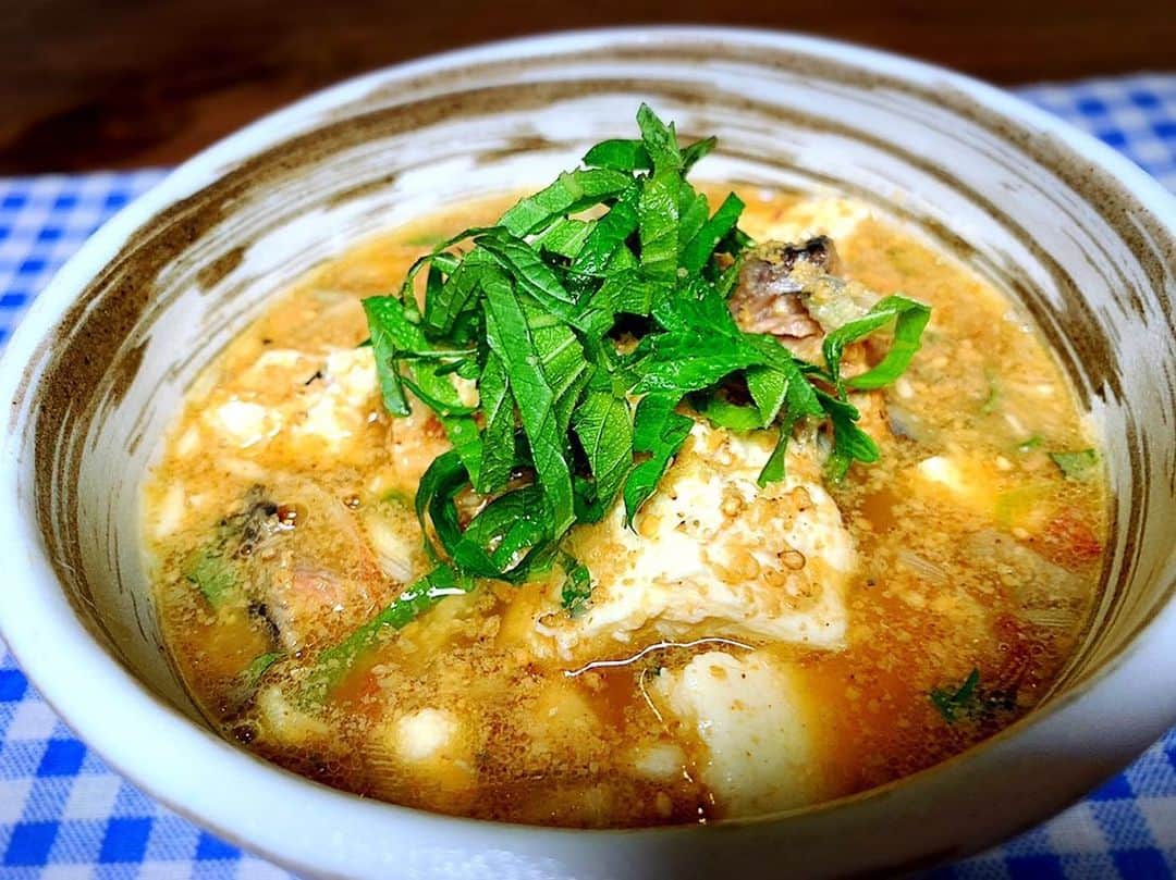 川島章良のインスタグラム：「. . . 今回作ったのは『サバ缶の冷や汁』です  暑くなって食欲ないときにいですよー。  つるっとたべれますよ。  しかも火を使わないので簡単。  だしパックダイエットにも最高な一品。  材料 ・サバ味噌煮缶　半缶 ・だしパック　1/2パック ・味噌　大さじ1 ・白すりごま　適量 ・木綿豆腐　半丁 ・しょうが　小さじ1 ・青じそ　5枚 ・ミョウガ　1個 ・水　180cc ・塩　適量  じつは出汁をつかうと大変そうですが、 湯でわかさなくてもだしパックは使えるので  簡単に冷や汁はできてしまいますよー。  お試しあれー  詳しくはYouTubeのかわだしクッキングをみてください。  #だしパックダイエット  #かわだしクッキング  #サバ缶  #ダイエット #だしパック料理研究家  #サバ缶の冷や汁 #冷や汁 #冷汁」