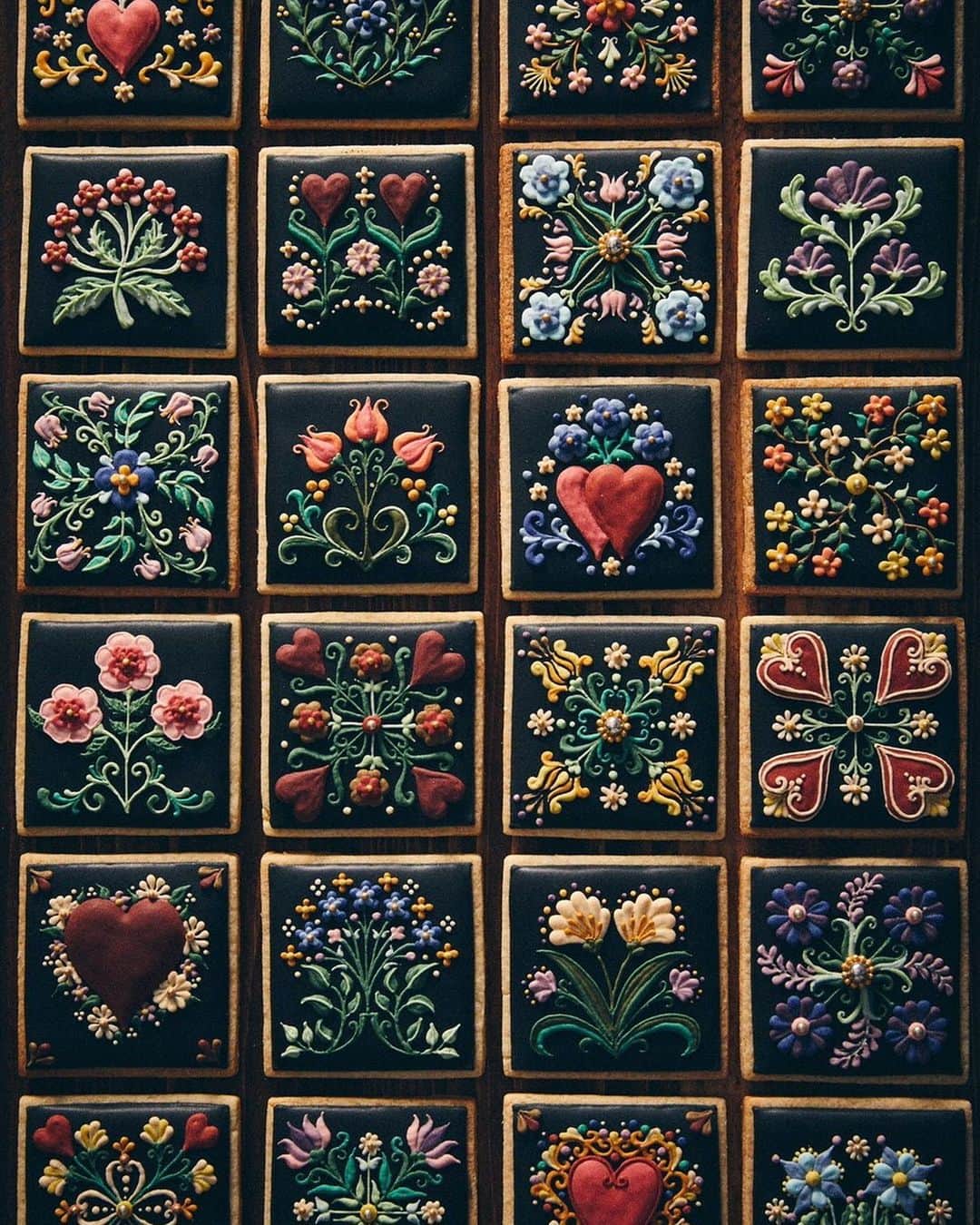 KUNIKAのインスタグラム：「Flower tile cookies collection ❃  Photo by @kashii_____k   #artofkunika」