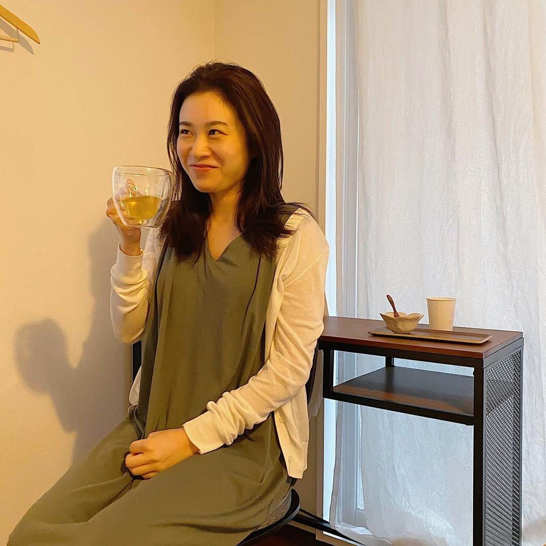 鈴木芳奈のインスタグラム：「身体のメンテナンスDAY 事務所先輩 樹さん(@itsuki_offi )にご紹介いただいて行ってきたー 凄く雰囲気が良くて、しっかりとお話して、そこからわたしにあった施術をしてくれて…頭と首と肩こりがわたしはひどいんだけど、ココ❗️っていう、もう身体を全て知られてるようなぴったりな場所に鍼をしてくれて、施術終わった今、どこかへ飛んで行けそうです👀😇 今後、私の肩こりは藤原さんに預けよう。笑笑 https://www.salonfuji.com 気になる方はこちら。  #鍼 #こんなにリラックスできたのいつぶりよ #今にも飛んで行けそう #どこに #オフ日大切ね #ご縁をありがとうございます #めちゃくちゃ循環してる顔やな」