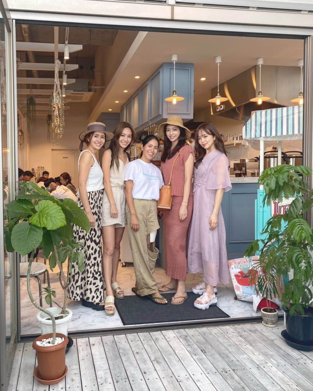 のインスタグラム：「Paper moon🌙﻿ ﻿ 大好きメンバーでlunchしてきた♡﻿ ﻿ ﻿ Fineモデルのゆうみちゃんのお店ですっっ♡☻﻿ ﻿ 店内もめっちゃかわいいし見晴らしも最高😍♡﻿ ﻿ ﻿ ご飯もすごく美味しかったー💜﻿ ﻿ ﻿ お子様ランチもあるしお子様連れにも優しい♡﻿ ﻿ 私はポキ丼頼んだよ☻美味しかった✨✨﻿ ﻿ ﻿ ﻿ ﻿ また行きたいなー💕﻿ ﻿ ﻿ ﻿」