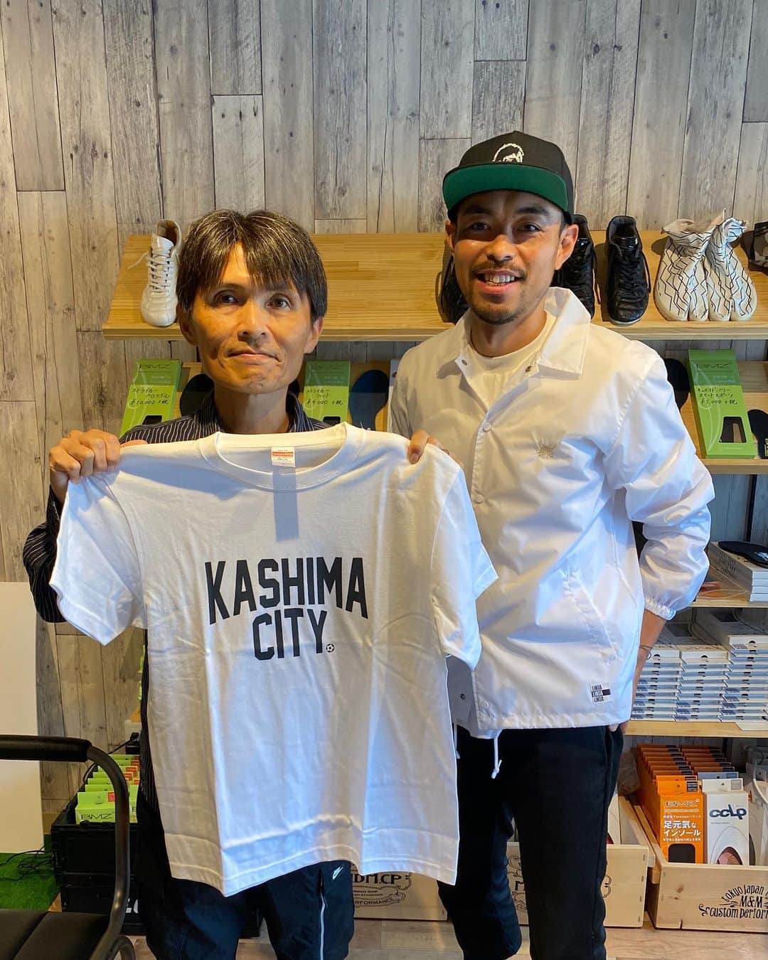 青木剛のインスタグラム：「名良橋さんがお店に立ち寄ってくださいました。 こうして気にかけてくれて、サッカーのお話もできて、めちゃくちゃ嬉しかったです！ #Assistart #KASHIMACITY #Ｔシャツ #感謝」