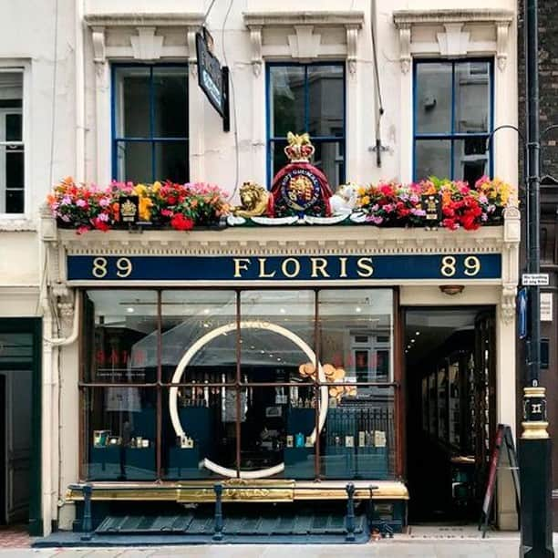 フローリスさんのインスタグラム写真 - (フローリスInstagram)「Did you know that the coat of arms that sits over our door was granted to Floris by King George IV in 1820 alongside our first royal warrant? Join us in store at 89 Jermyn Street to discover more about our 290 year history and our extensive product range. Photo: @lovethatimage #FlorisLondon #RoyalWarrant #BritishPerfumery #FamilyBusiness #BritishFamilyPerfumers #290Years #StJames #JermynStreet #London #PrettyLittleLondon」7月29日 18時16分 - florislondon