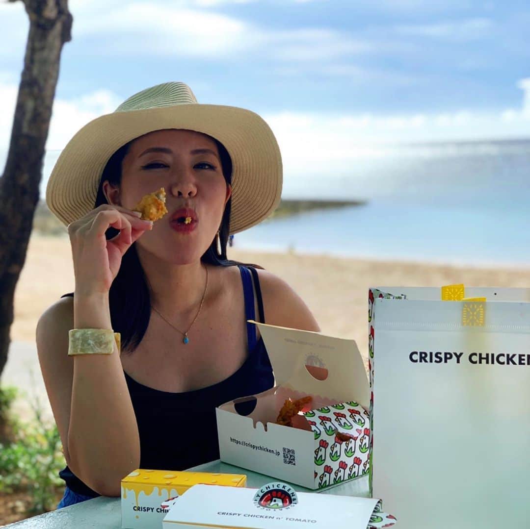 長嶺菜菜子のインスタグラム：「﻿ この顔よ🥴﻿ クリスピーチキンを食べて満足してるところ﻿ ﻿ ﻿ パッケージが可愛いこのクリスピーチキン🐔﻿ ﻿ ﻿ 浦添の大平というところにキッチンカーが出てるよ🚌🍴﻿ ﻿ こんなとこにキッチンカー🙄⁉️というところにあるからインスタチェックして、Googleナビに頼っていかないと迷子になるはず﻿ ﻿ ─︎─︎─︎─︎─︎─︎─︎─︎─︎─︎﻿ 📍がじゅまるの如く﻿ 　沖縄県浦添市大平295﻿ 🕚11:00-21:00﻿ 📞080-7094-9307﻿ ﻿ @gaziyumarunoruku  ─︎─︎─︎─︎─︎─︎─︎─︎─︎─︎﻿ ﻿ 那覇、浦添、宜野湾の宅配もやってるみたい。﻿ ﻿ ﻿ 私が頼んだのは大人気の2つ﻿ ヤンニョムチキン﻿ コチュマヨチキン﻿ ﻿ そしてチーズボール🧀﻿ ﻿ チキンはサクサクアツアツ美味しかった🤤﻿ チーズボールはもっちりデザート感覚！﻿ ﻿ ﻿ テイクアウトして宜野湾のトロピカルビーチで食べた🙏✨﻿ ﻿ けど夕方でも﻿ しーーに暑かったからすぐ退散🤣﻿ ﻿ けど外で食べるご飯って美味しいよね。﻿ 特にビーチ見ながらとか最高﻿ ﻿ チキンにはビールかハイボールだな﻿ 飲みたーい﻿」