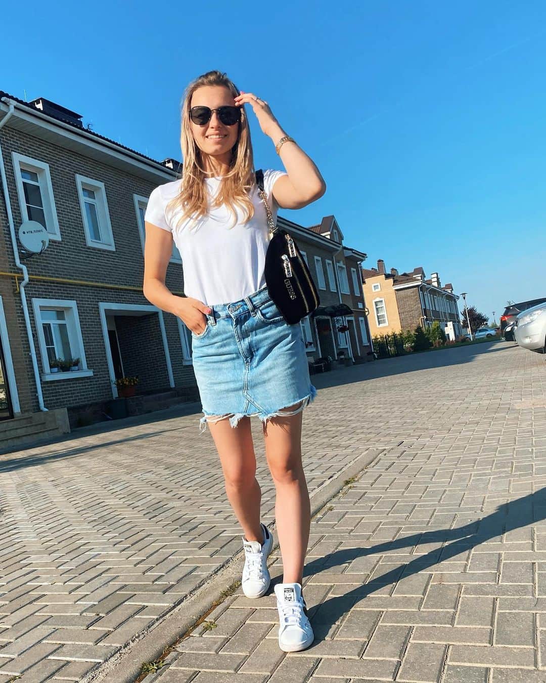 ダリア・スピリドーノワのインスタグラム：「Микки любимые как вы?💙 Вчера весь день было ☀️ погода 🔥 Я даже маленько загорела🥰 ⠀ Какое фото лучше 1 или 2 ?👇🙏」