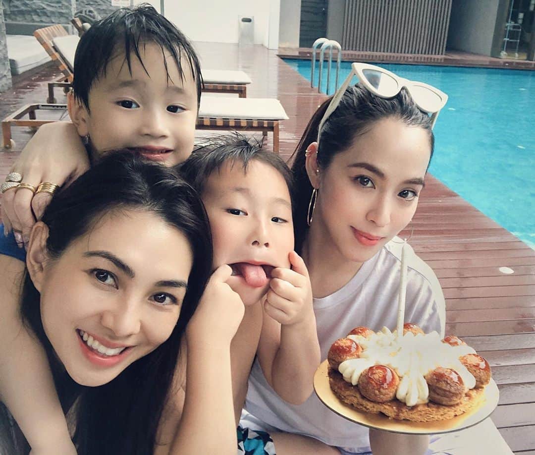 アリッサのインスタグラム：「pool partyyyyy w/ these lil’ munchkins~ x」