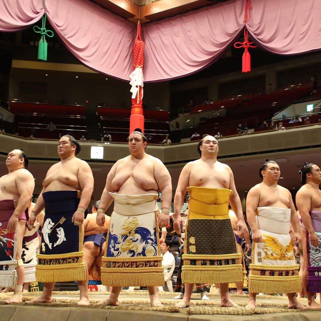 日本相撲協会さんのインスタグラム写真 - (日本相撲協会Instagram)「幕内土俵入り。  #sumo #相撲 #大相撲 #7月場所 #七月場所 #両国国技館 #国技館 #白鵬 #碧山 #貴景勝 #隠岐の海 #朝乃山 #照ノ富士 #御嶽海 #琴奨菊 #魁聖 #大栄翔 #琴恵光 #阿炎」7月29日 18時34分 - sumokyokai