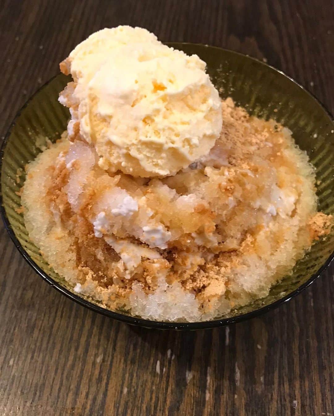 太田雫さんのインスタグラム写真 - (太田雫Instagram)「みなさん、長らくお待たせしました💦遅くなってしまいすみません‼︎ 習字で「夏」と書いてみました☺︎ ・ ・ 2枚目はTVで観た美味しそうなかき氷！食べに行くことができないので作ってみました🍧 ・ ちなみにかき氷にかかっているのは、 練乳，キャラメルソース，ココナッツオイル，きなこ，バニラアイスだよ☺︎🥥🍨 ・ とても美味しかったです٩( ᐛ )و ・ #ニコラ#太田雫 #かき氷#🍧#習字#夏#TV#練乳#キャラメルソース#ココナッツオイル#きなこ#バニラアイス」7月29日 18時36分 - _shizukuota