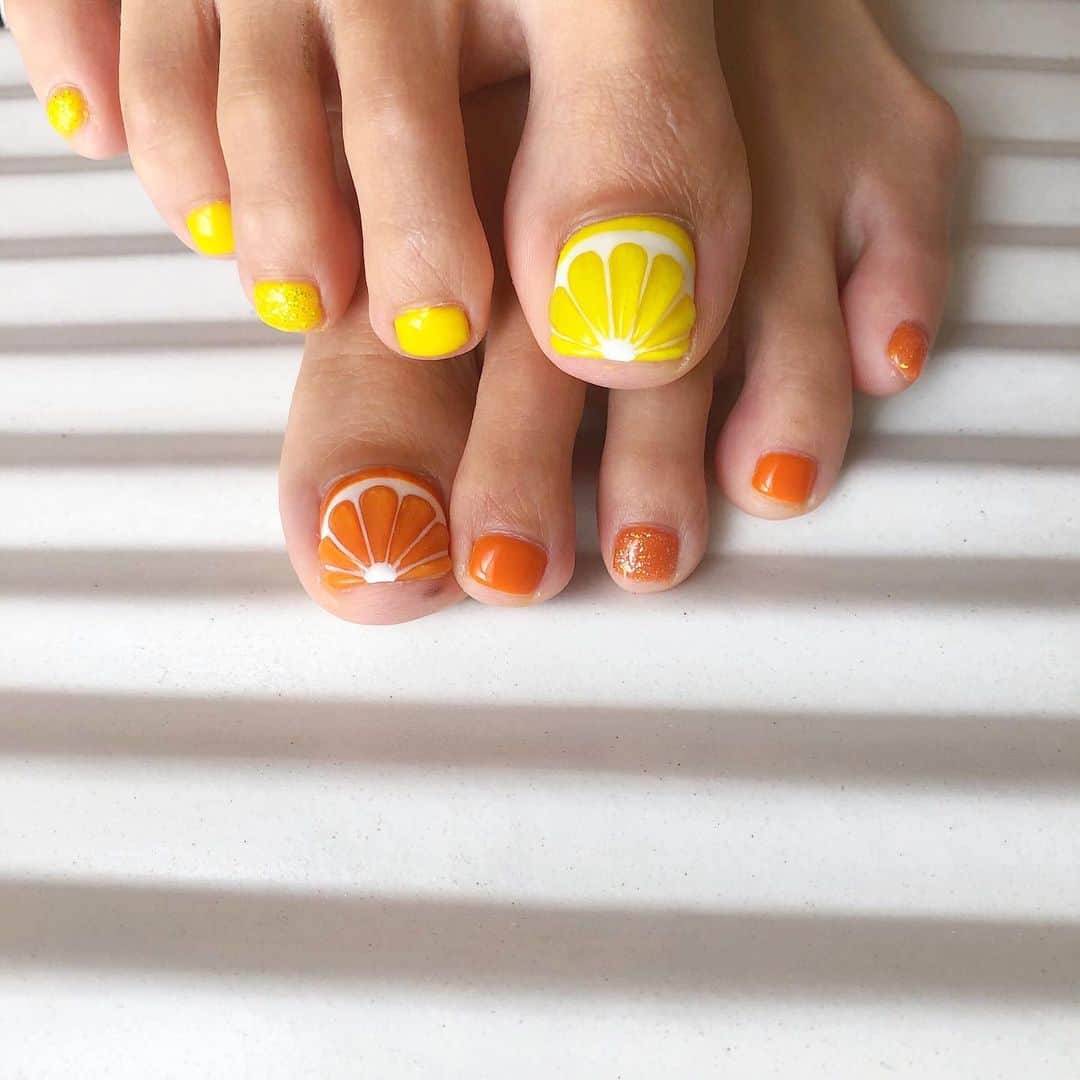 橋本江莉果さんのインスタグラム写真 - (橋本江莉果Instagram)「にゅー #footnails 🍋🍊﻿ ﻿ 今回はこんなPOPな気分でした😽🌈💓🌴﻿ ﻿ ポイントでラメも入れてキラッと💫🌟✨﻿ ﻿ ぷっくりデザインがかわいすぎて、新鮮ですごくお気に入りです🧡💛﻿ ﻿ 早く梅雨が明けることを願って🏄🏼‍♀️☀️⛱﻿ #readyforsummer﻿ ﻿ #new #newnails #newnail #footnail #yellow #orange #fruit #fruits #design #pop #summer #フットネイル」7月29日 18時37分 - erica_hashimoto