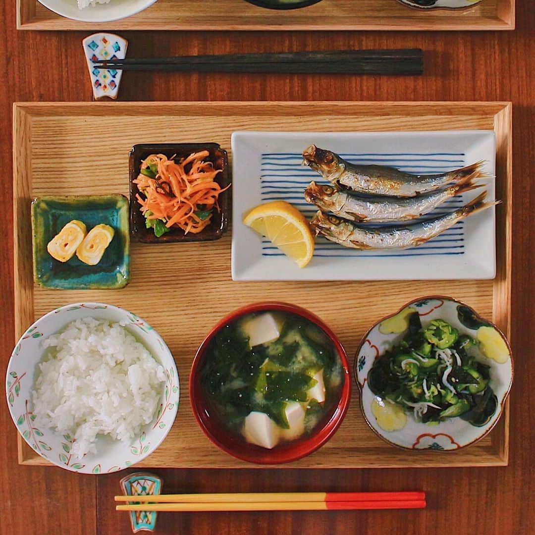 Kaori from Japanese Kitchenのインスタグラム：「和食の定番、焼き魚定食でした。 ・ こんにちは。 今日の朝昼ごはん。 義実家からいただいためざしで焼き魚定食でした。 中学生の頃、めざしを食べたら身長が伸びると信じて 毎日のようにめざしを食べていました…笑 （実際2cmくらいしか伸びず。残念。） レモンをしぼった後に七味とマヨネーズで食べたら 異常に美味しかったです。酒のつまみ的な感じ。 久々にSTAUBでお米を炊いたら美味しかった。 ・ 1ヶ月間リセットタイムのお水を 色々な料理に使ったり、白湯にして 朝晩1杯ずつ飲んでいました。 夫は運動後に飲むのがちょうど良い、とのこと。 夫婦の生活の一部に馴染んできてます。 島根県の大自然で育まれた 体に余分な物は含まない天然水なだけあって 朝晩の白湯は以前よりスッと身体に入ってきた気がします。 人体に有害な硝酸態窒素が入っていないリセットタイムは、 身体にとって本当に良い物を選びたい方におすすめです。 今日もお疲れ様でした。 ・ ・ 【おしながき】 白米 豆腐と生わかめのお味噌汁 めざしと無農薬レモン きゅうりと生わかめとしらすの酢の物 にんじんと三つ葉の塩昆布ナムル ちっちゃな卵焼き ＊薬膳走り書きは今日はお休みします＊ ・ ・ ・ ・ 2020.07.29 ・ ・ #japanesemeal #breakfast #朝ごはん #おうちごはん #早餐 #薬膳 #うつわ #自炊 #松浦コータロー #一汁三菜 #リセットタイム #オーガニック #オーガニックライフ #健康 #pr #オーガニック1か月生活 #ウォーターサーバー」