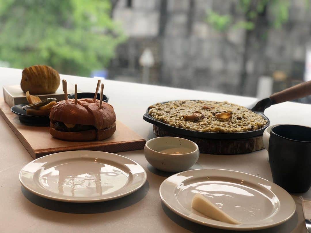 イ・セウンのインスタグラム：「🍽🍽🍽 왜 도산공원의 핫플을 가도  내가 찍으면 욕쟁이 할머니 맛집 처럼 사진이 나오는지 모르겠다  ㅋㅋ . 👵🏻👵🏻  넘 조아하는 언니들과 모여 넘 즐거웠던 날 ❤️」