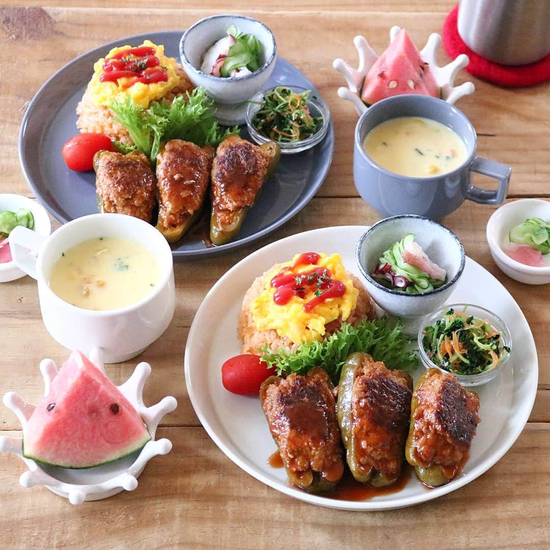 yunaのインスタグラム：「♩ . . . 今夜はワンプレート🍴 おから入りピーマンの肉詰め 豆苗と人参の和え物 タコときゅうりの酢の物 簡単オムライス コーンスープ スイカ🍉 . . #yunaご飯#lin_stagrammer#kurashiru#delistagrammer#Japanesefood#ロカリキッチン#デリスタグラマー#クッキングラム#クッキングラムアンバサダー#タベリー#フーディーテーブル#Kissカメラ#iegohanphoto#てづくりごはん365#おうちごはん#おうちごはんlover#ママリクッキング#マカロニメイト#おうちごはん通信#キッチングラム#おうちカフェ#夜ごはん#晩ごはん#dinner#ワンプレート#白山陶器#波佐見焼#HASAMI」