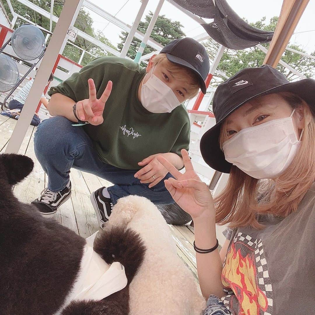 ゆりのインスタグラム：「この間久しぶりにデート行った！！😭もうすぐ閉まっちゃうからってとしまえん！！ 2人で行ったのは2年前の冬スケートしに行った以来だったけど、相変わらず雰囲気素敵で楽しかったー！ としまえんといえばプールの印象強いかもしれないけど、うちらはふれあい動物ガーデン目当てで行きます😂 都内の動物カフェとは比べものにならないぐらい動物と触れ合えて、しかもわんちゃんたち人懐っこすぎてみんな膝に乗ってきてくれたりするの。たまらん。 このクマみたいな子に恋してしまって、数日経った今でも写真見返して胸きゅんしてる...また会いたい......としまえん閉まっちゃったらどこに行くのか気になりすぎてるほんまにうちの子にしたい...」