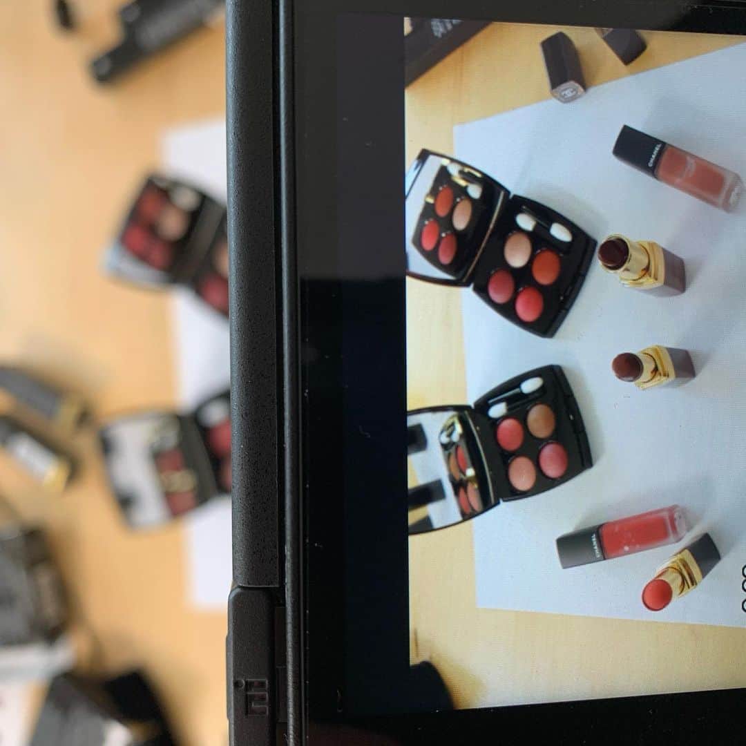 久保雄司のインスタグラム：「CHANELの新作をレビュー💄 オンラインサロンで限定配信しました😊  ご興味あるかたは是非お越し下さい♪   日々苦戦してますが 収録クオリティ少しだけ成長しました♪  まだまだやるぞー😆  #オンラインサロン #kuboさんのスナック #プロフィールのリンクからご入会できます #みんなまってるよー(^^) #クボユウジ」