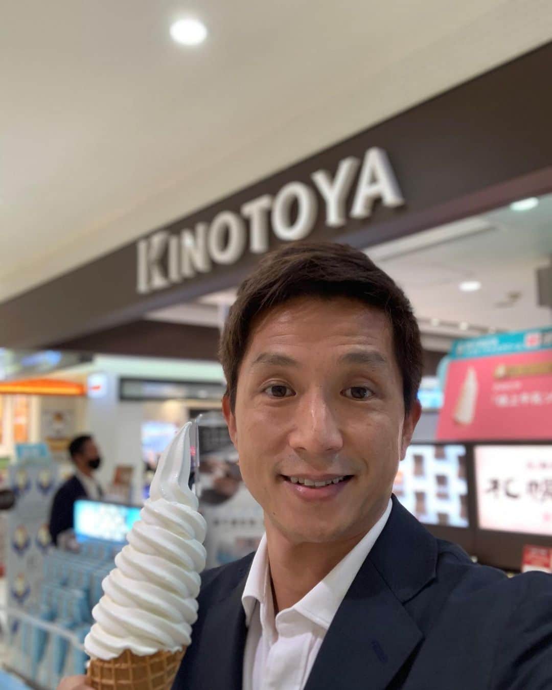 のインスタグラム：「. またソフトクリーム食べるよね〜🤤 . たまらんね〜🥰 . #新千歳空港 #ソフトクリーム #北海道 #濃厚ミルク #kinotoya #甘い物好き #ポートレートおじさん #ソフトクリームおじさん #福西崇史」