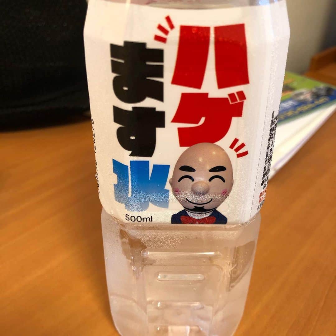 永島知洋さんのインスタグラム写真 - (永島知洋Instagram)「ホテルにチェックインしたら。 サービスでお水もらいました。。。 ん？？ ハットの下を透視できたのか！？ やるな。 #永島知洋 #ハゲます水 #サービス #水 #透視 #ハゲ」7月29日 18時48分 - tomohiro.nagashima