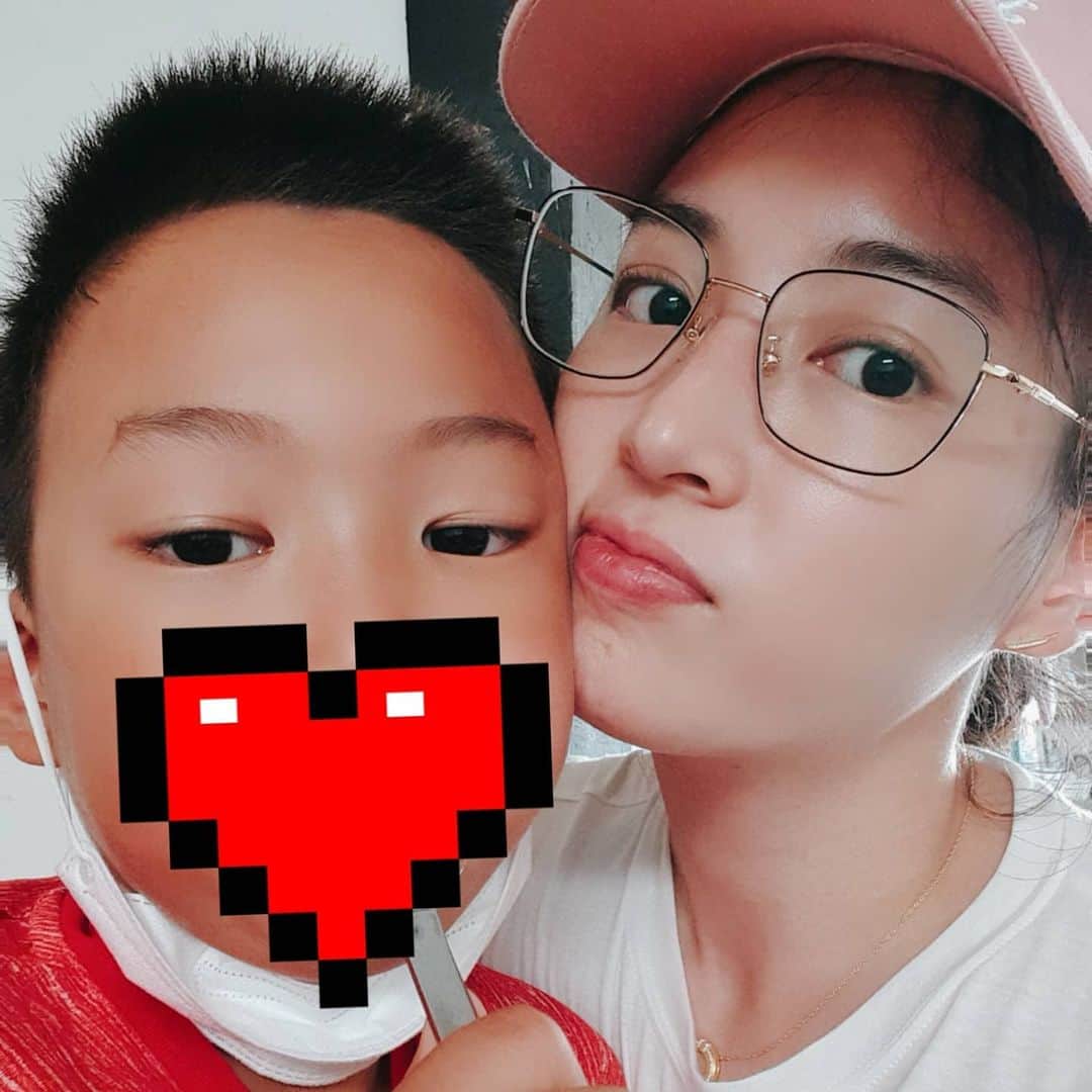 チョン・ダへのインスタグラム：「오늘은 아들이랑 데이뚜😘 제 옷가게인 알렉스리안의 알렉스를 맡고 있습니다🤗 ᆢ엄마가 너무 엄마만 열심히 썬크림을 발랐나봐....😅😅😅 긍까 발라줄 때 얼굴 좀 가만히 있어 줄랭?? 엄마 껀 좋은거야☺ ᆞ (아까 바다갔다가 '어 문어닷!!!' 이 한마디에 물로 풍덩 뛰어들어 버리는 바람에.... 제 데이뚜 남 패션이 이러하오.... 트렁크에서 굴러다니는 옷 입힘🤭) ᆞ ᆞ 맛난걸 못 찍어 올리는 이유.. 찍기도 전에 먹어버리는 참~~이!럴!때만! 빠른 내 아들~🤣 ᆞ 오늘도 우당탕탕  #딸래in제주」