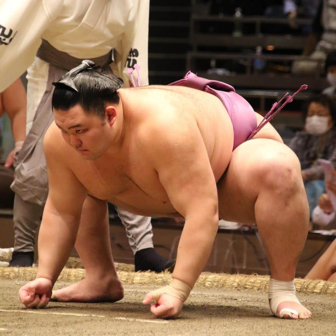 日本相撲協会さんのインスタグラム写真 - (日本相撲協会Instagram)「大相撲七月場所、11日目。﻿ 大栄翔が横綱 白鵬に勝利。 ﻿ 本日まで、﻿ 10勝1敗　白鵬、朝乃山、照ノ富士﻿ ﻿ #sumo #相撲 #大相撲 #7月場所 #七月場所 #両国国技館 #国技館 #白鵬 #朝乃山 #正代 #大栄翔 #阿武咲 #貴景勝 #御嶽海」7月29日 18時53分 - sumokyokai