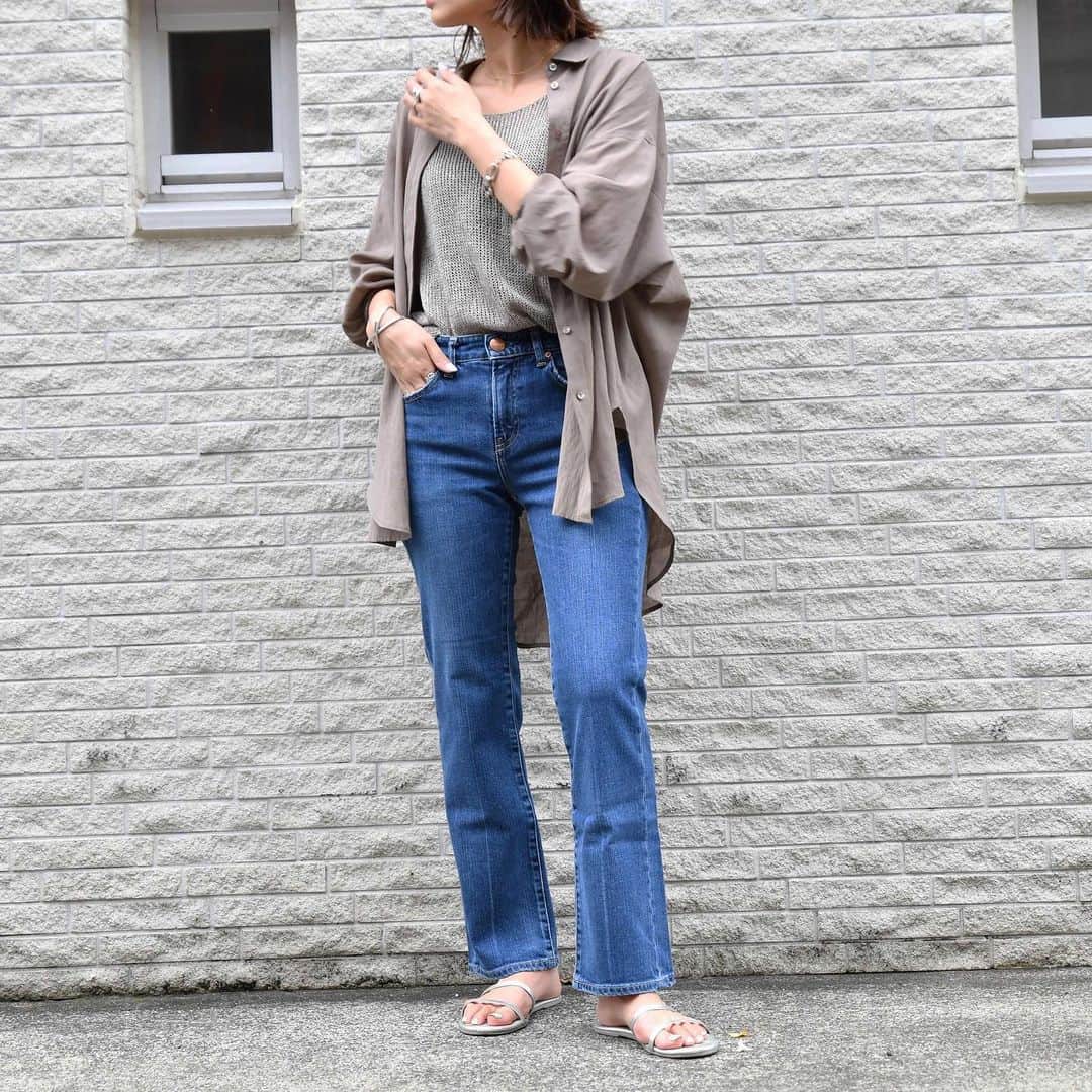 のインスタグラム：「.﻿ ﻿ ﻿ Marmalade Midrise﻿ ¥19,000+tax﻿ ﻿ ミッドライズの微フレアデニム。ワタリから膝にかけては少しゆとりを出し、膝からゆるくフレアなシルエット。センタークリースが入っているのもポイントです。﻿ ﻿ #redcarddenim#redcardtokyo#intheknowgl#denim#jeans#レッドカードデニム#レッドカード#デニム#ジーンズ#フレアデニム#美脚デニム#センタークリース#デニムコーデ#大人カジュアル﻿#カジュアルコーデ#tkees#ステートオブマインド#フレアデニムコーデ#サンダルコーデ」