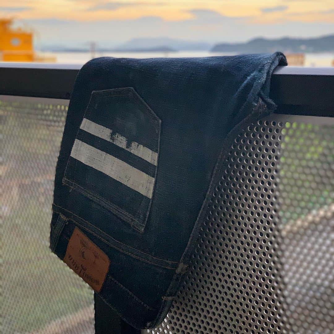 momotarojeansのインスタグラム：「Sunset and jeans  夕陽とジーンズ  Matahari terbenam dan celana jins  พระอาทิตย์ตกและกางเกงยีนส์」
