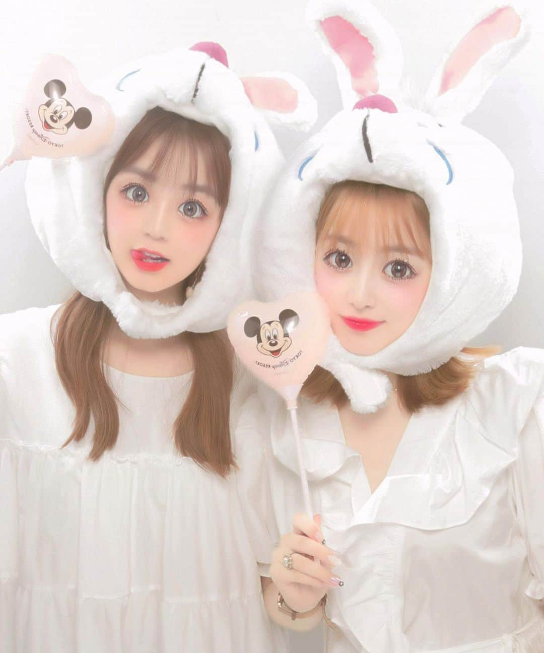 青木菜花のインスタグラム：「.﻿ .﻿ 🐇🐇🌷﻿ .﻿ . #ディズニーシー #ディズニー #ディズニーコーデ #プリント倶楽部 #白ウサギ #白うさぎ #白うさぎコーデ #不思議の国のアリス #instalike #instagood #instapic #instalove #lfl #l4l #シミラールック #シミラールックディズニー #ホワイトコーデ #ワンピース」